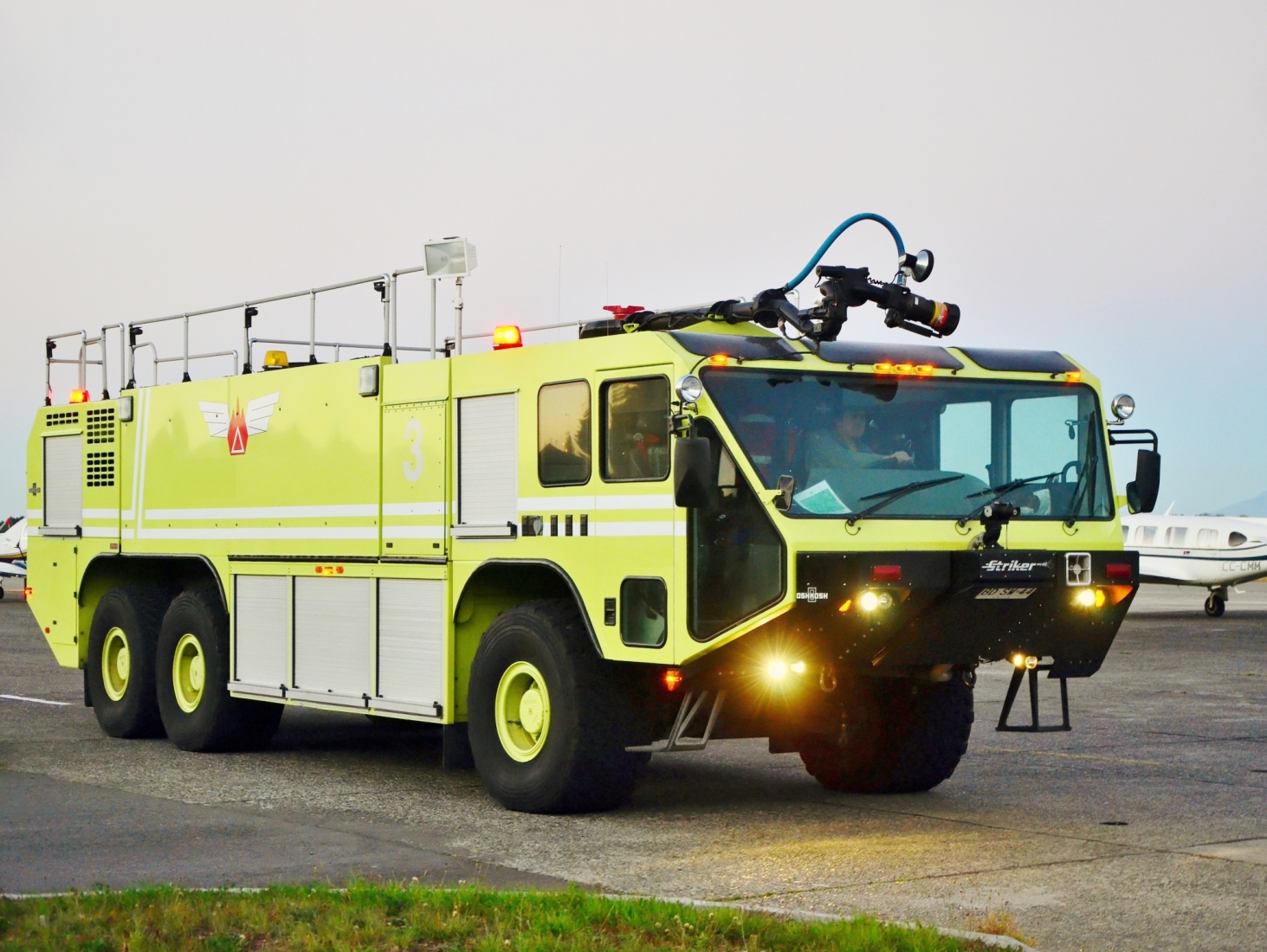 2004 Oshkosh Striker 3000 Aircraft Rescue Fire Truck for Sale