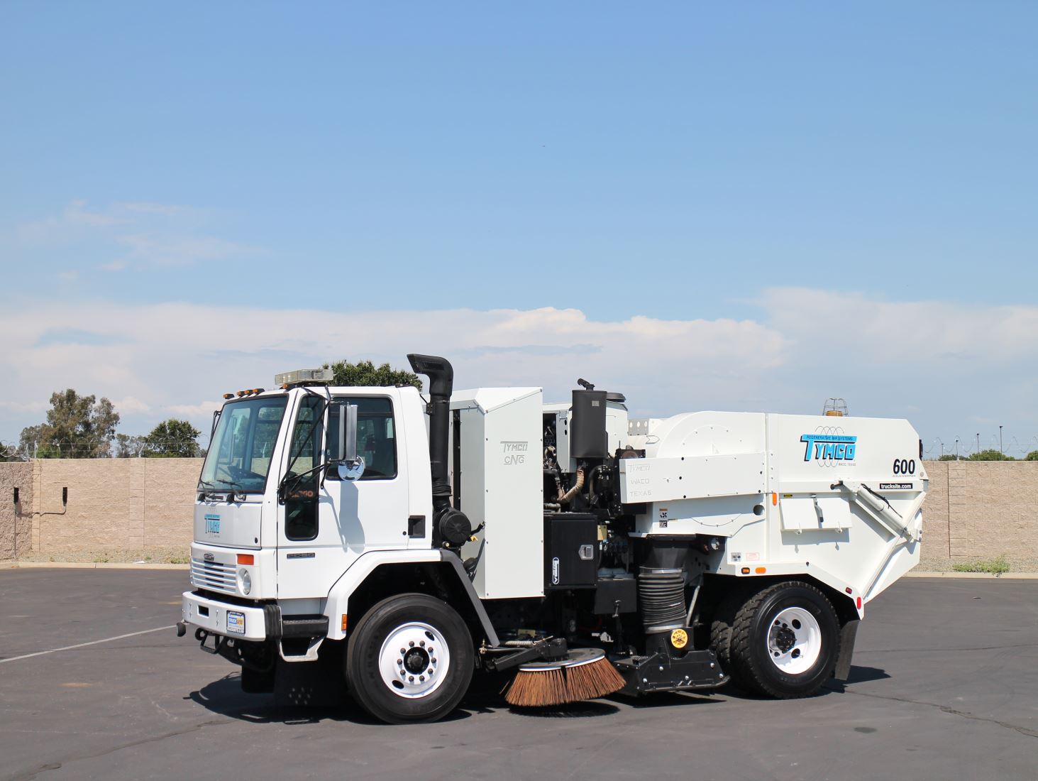 2002 Freightliner Tymco 600 CNG Air Street Sweeper | TruckSite.com