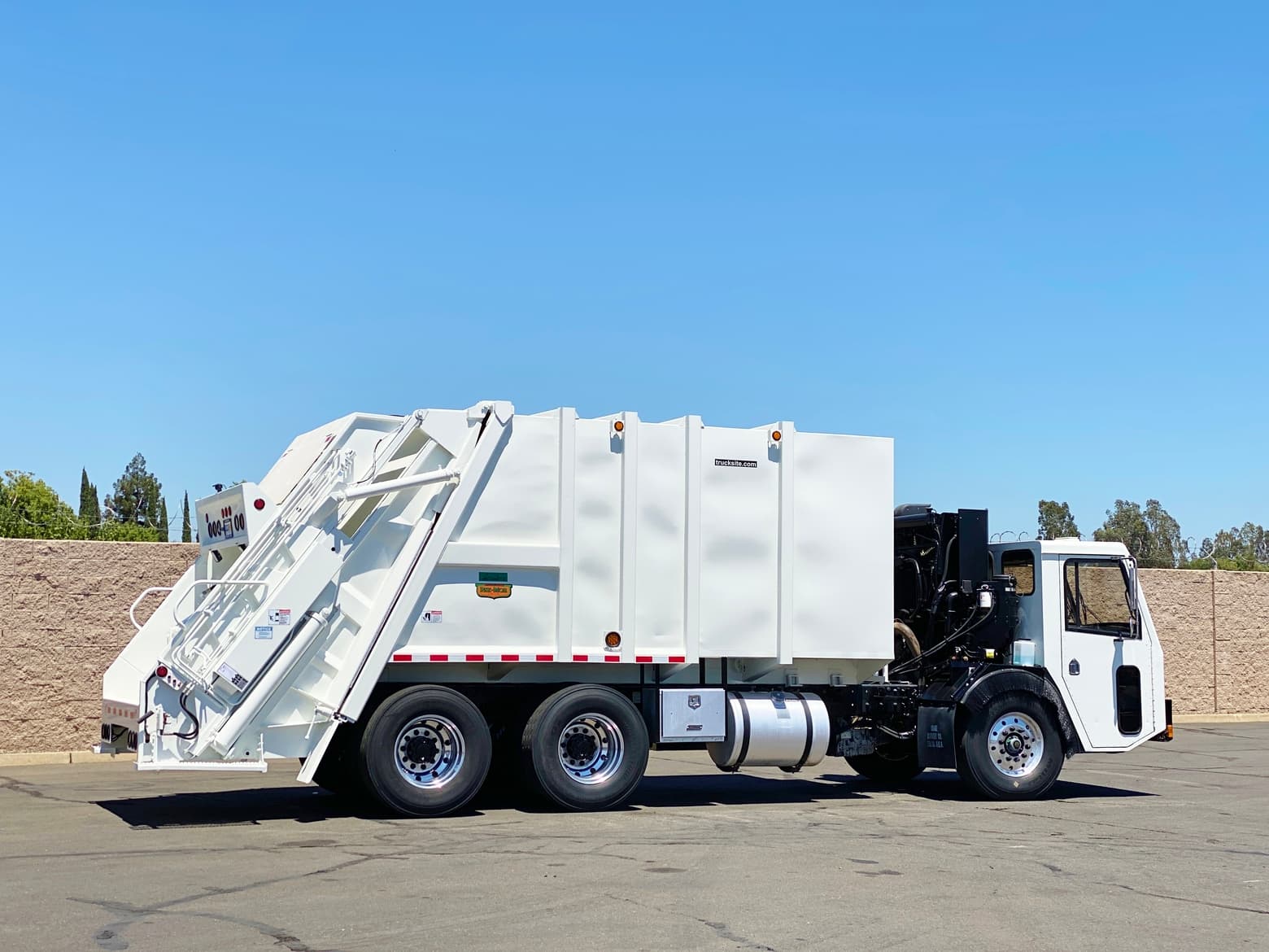 2008 CCC Low Entry Pak-Mor 25 Yard Rear Loader