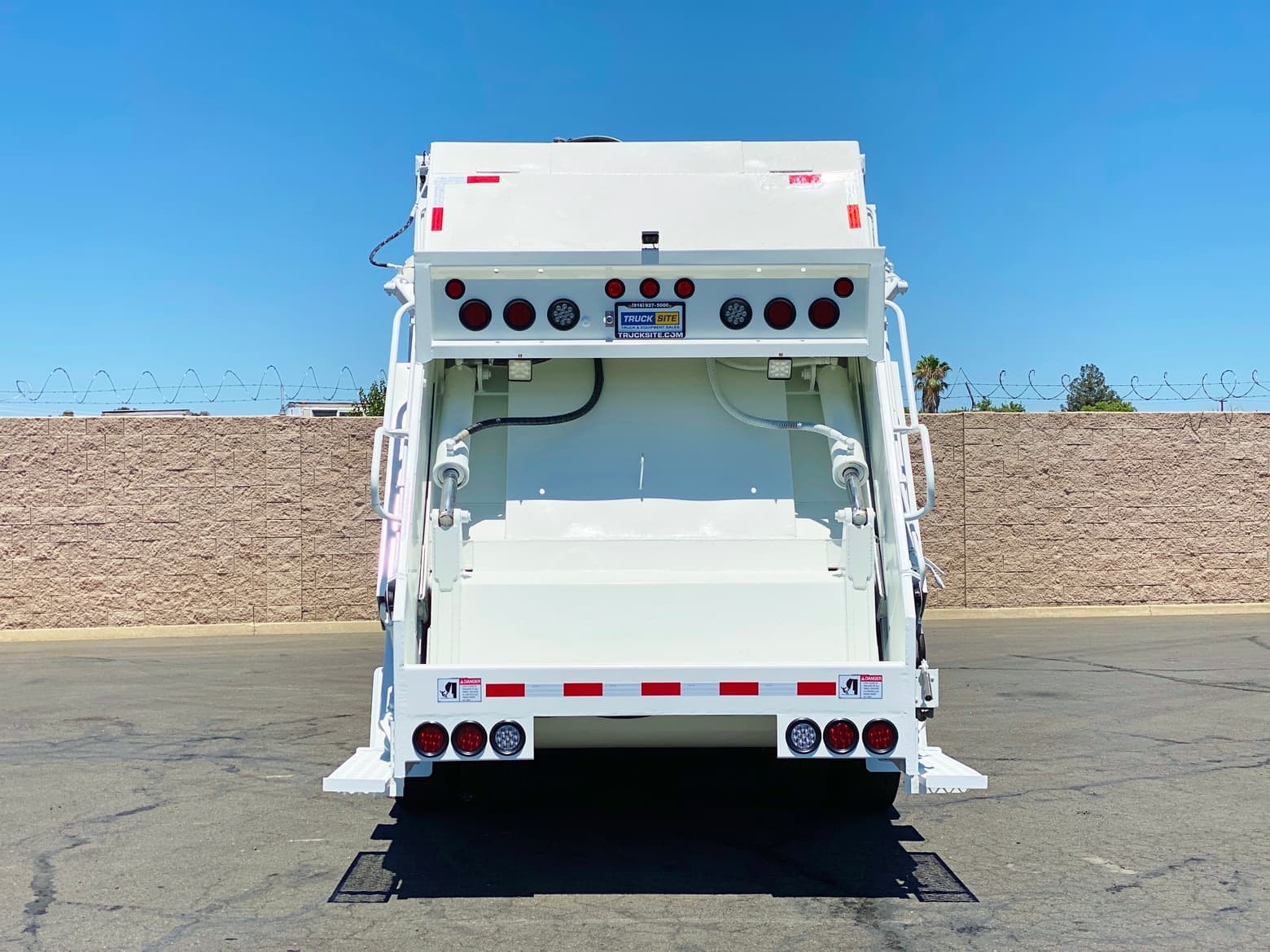 2008 CCC Low Entry Pak-Mor 25 Yard Rear Loader