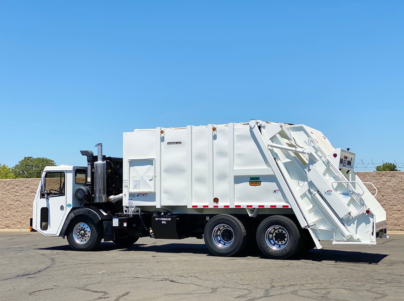 2008 CCC Low Entry Pak-Mor 25 Yard Rear Loader