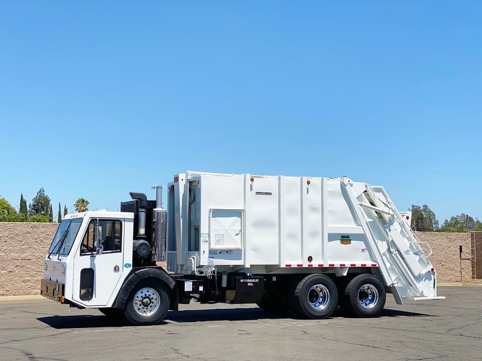 2008 CCC Low Entry Pak-Mor 25 Yard Rear Loader