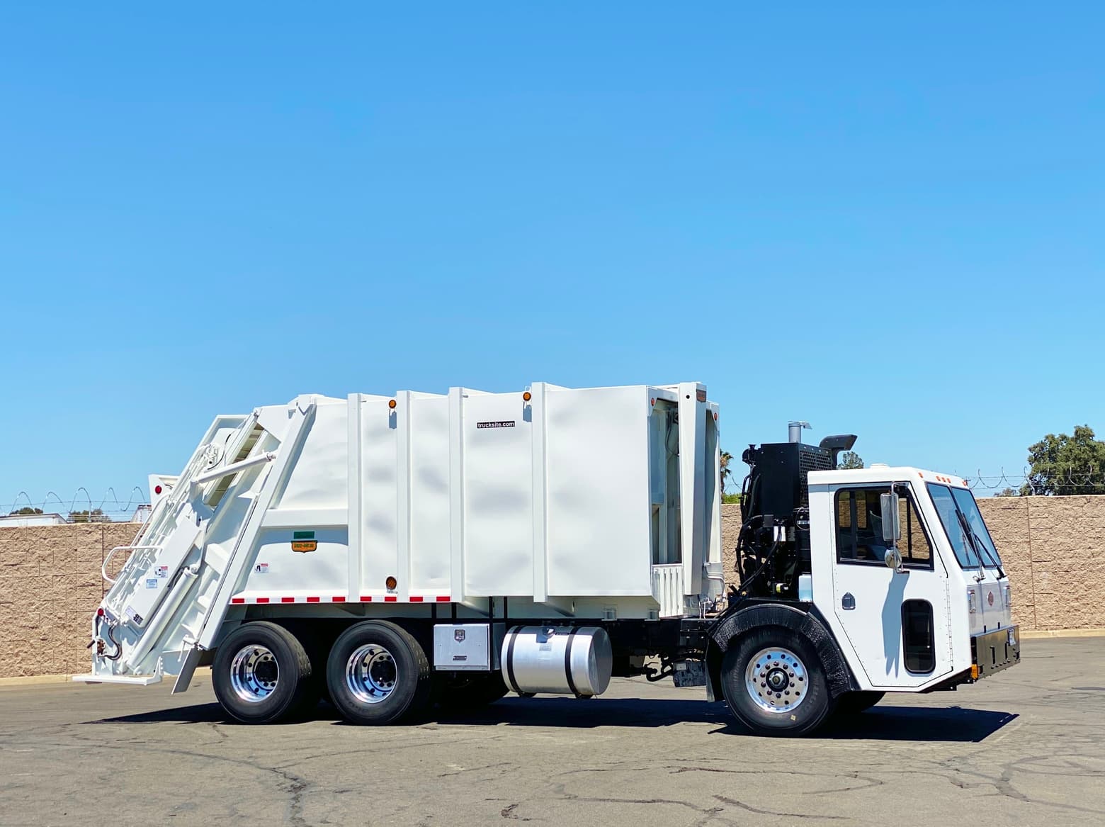 2008 CCC Low Entry Pak-Mor 25 Yard Rear Loader