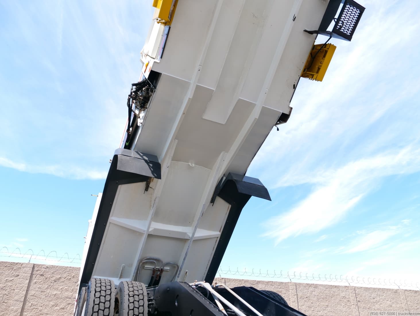 2009 CCC Labrie Expert 2000 Side Load Garbage Truck