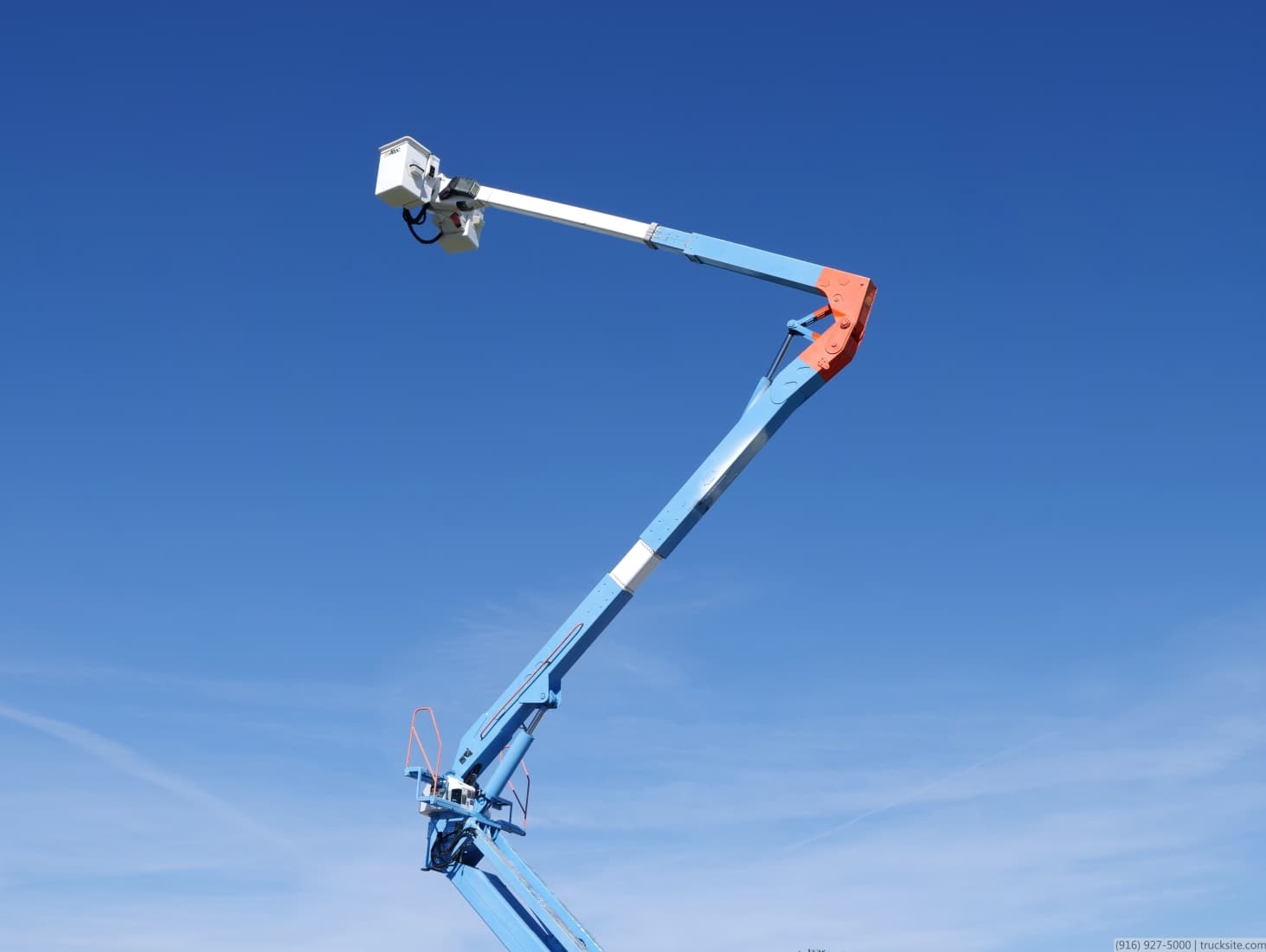 Altec A77-TE93 Non-Overcenter Elevator 98' Bucket Body