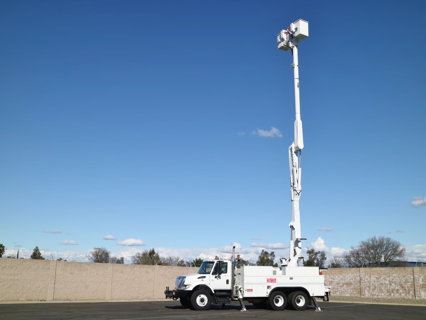 Altec AM55 Overcenter 60' Bucket Body w/Jib