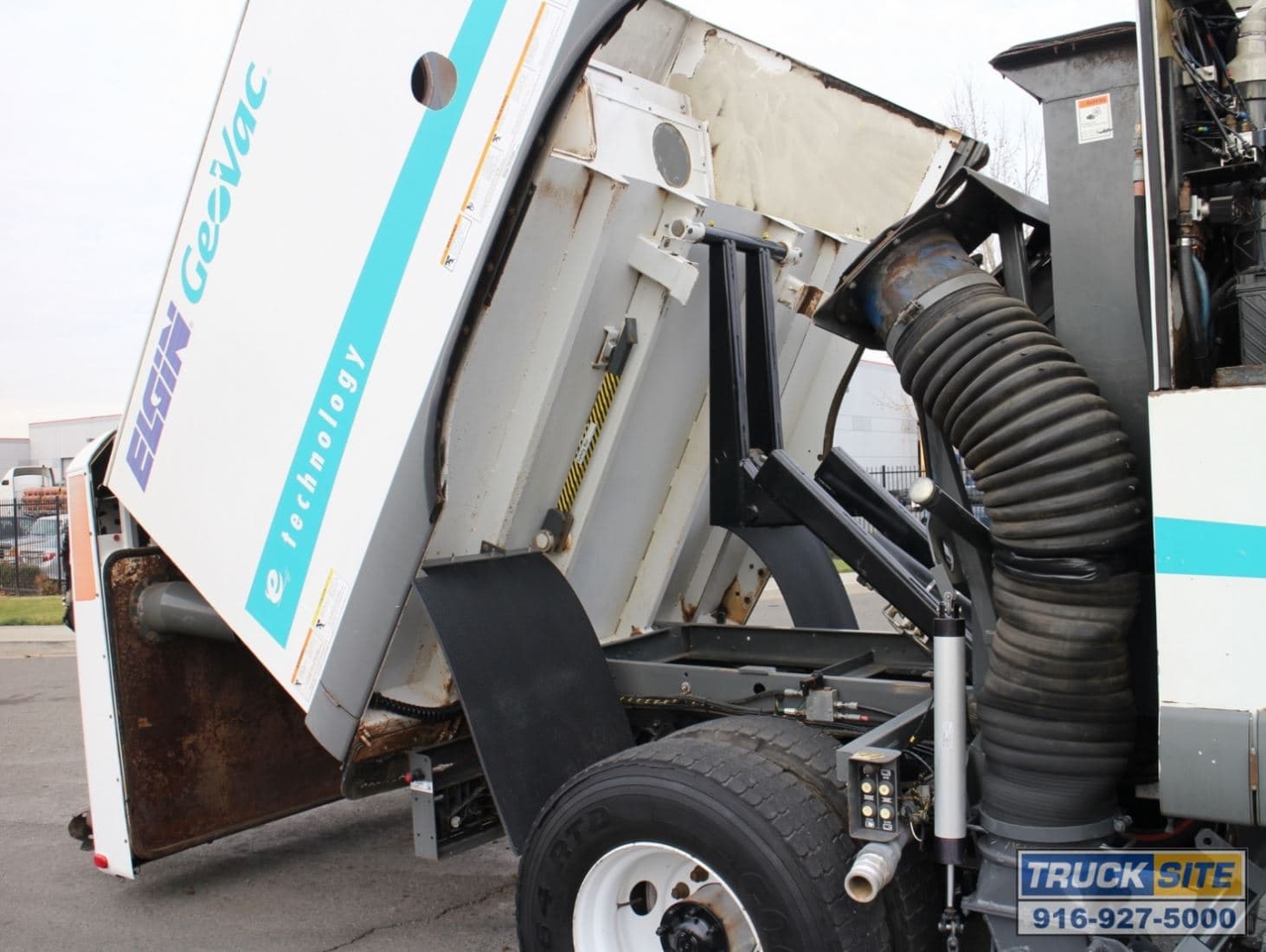 2001 Sterling SC8000 Elgin GeoVac Vacuum Air Street Sweeper