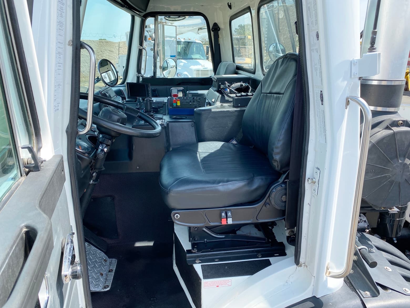 2008 Autocar Heil Rapid Rail 30 Yard Side Loader Garbage Truck
