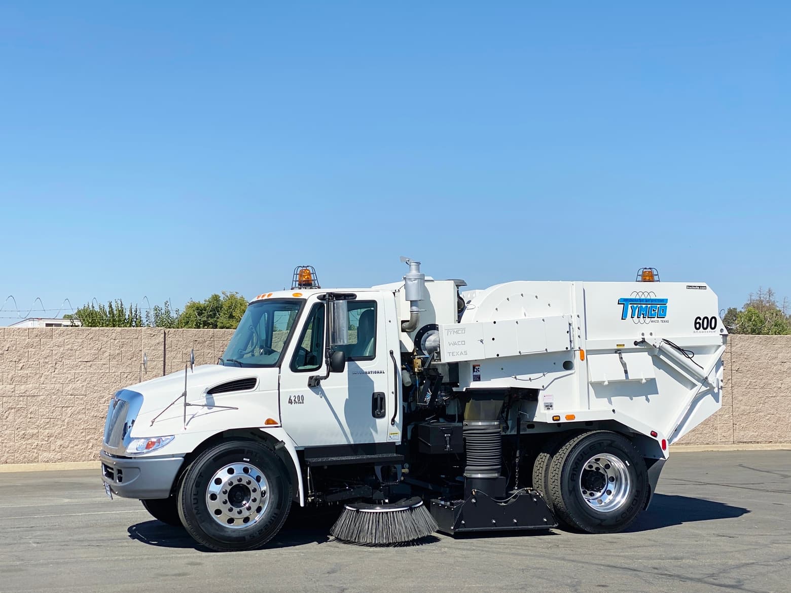 2006 International 4200 Tymco 600 BAH Air Sweeper