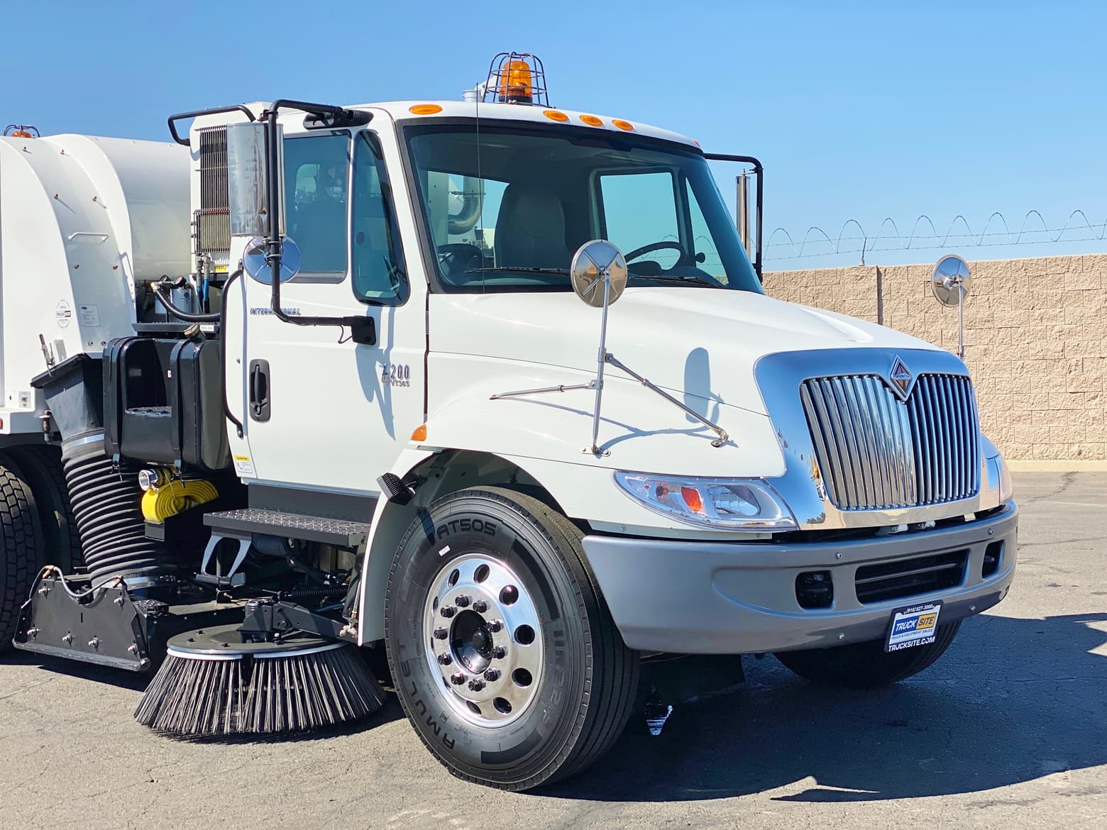 2006 International 4200 Tymco 600 BAH Air Sweeper