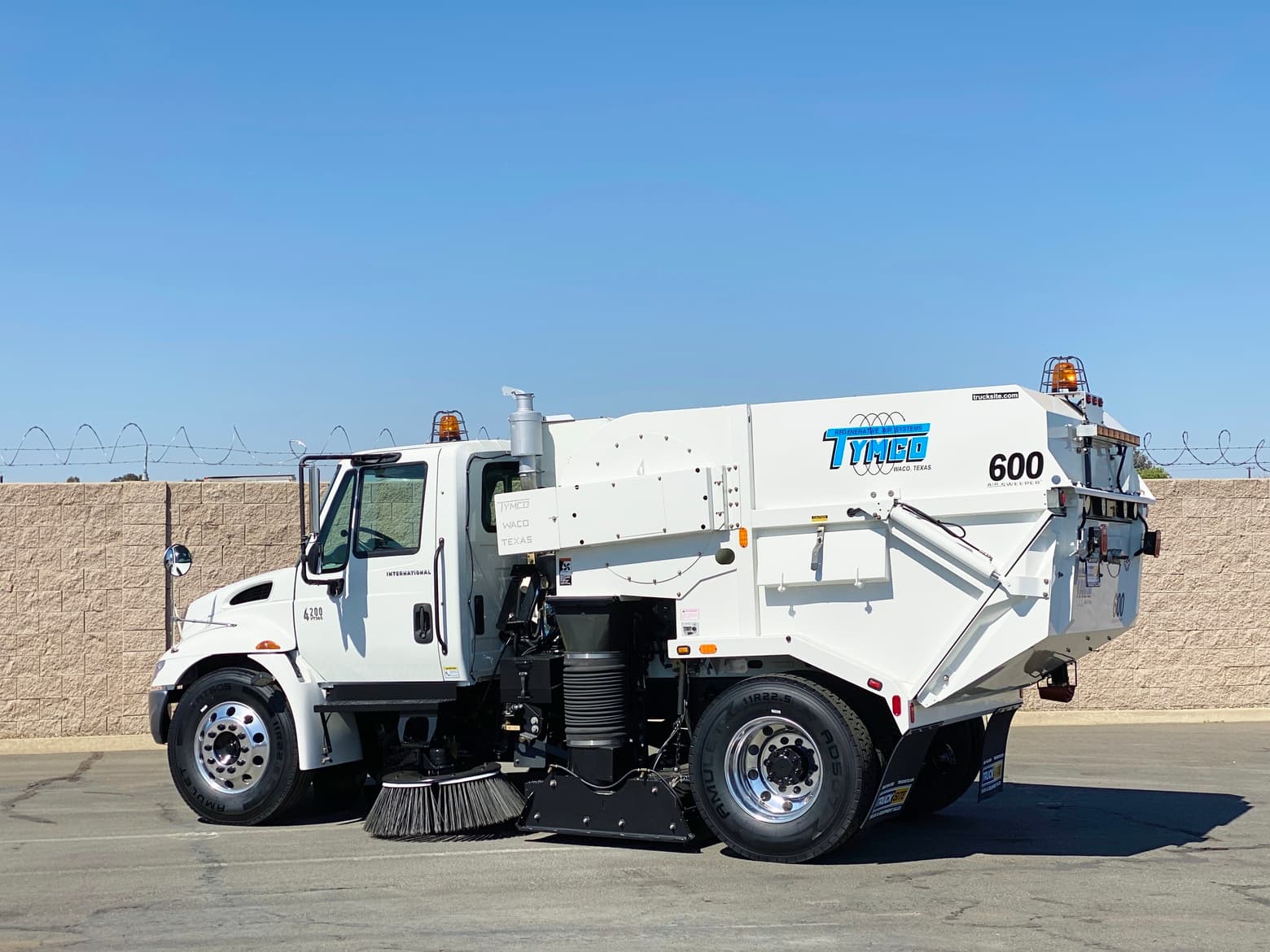2006 International 4200 Tymco 600 BAH Air Sweeper