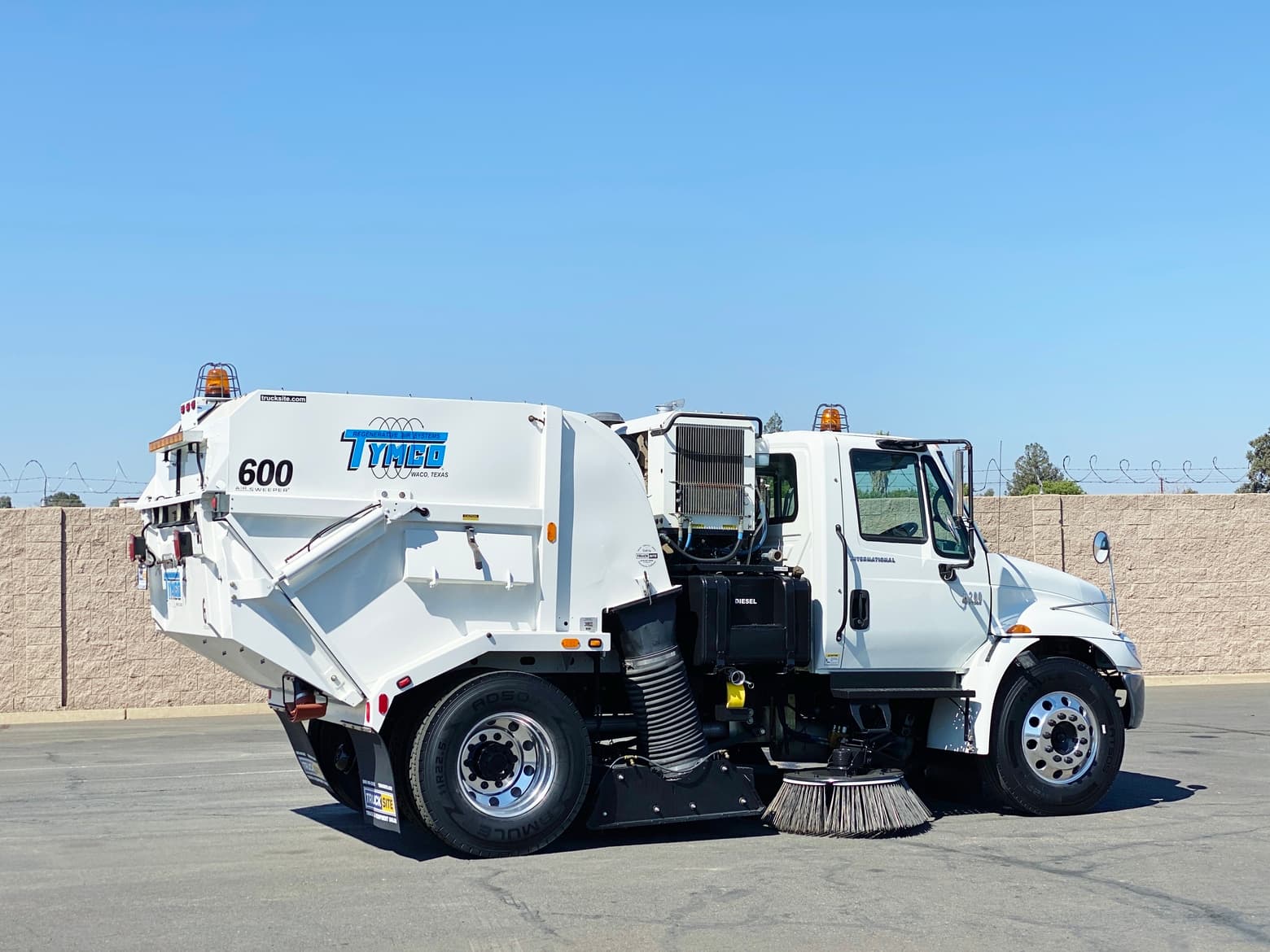 2006 International 4200 Tymco 600 BAH Air Sweeper