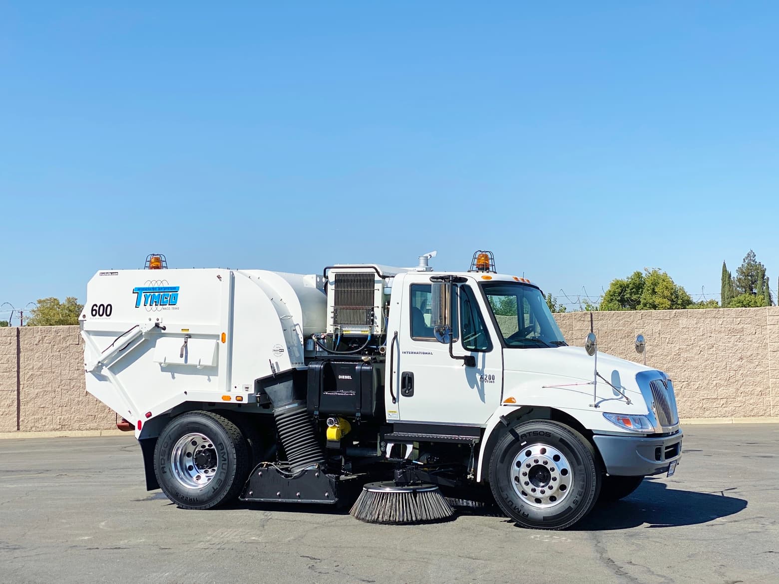2006 International 4200 Tymco 600 BAH Air Sweeper