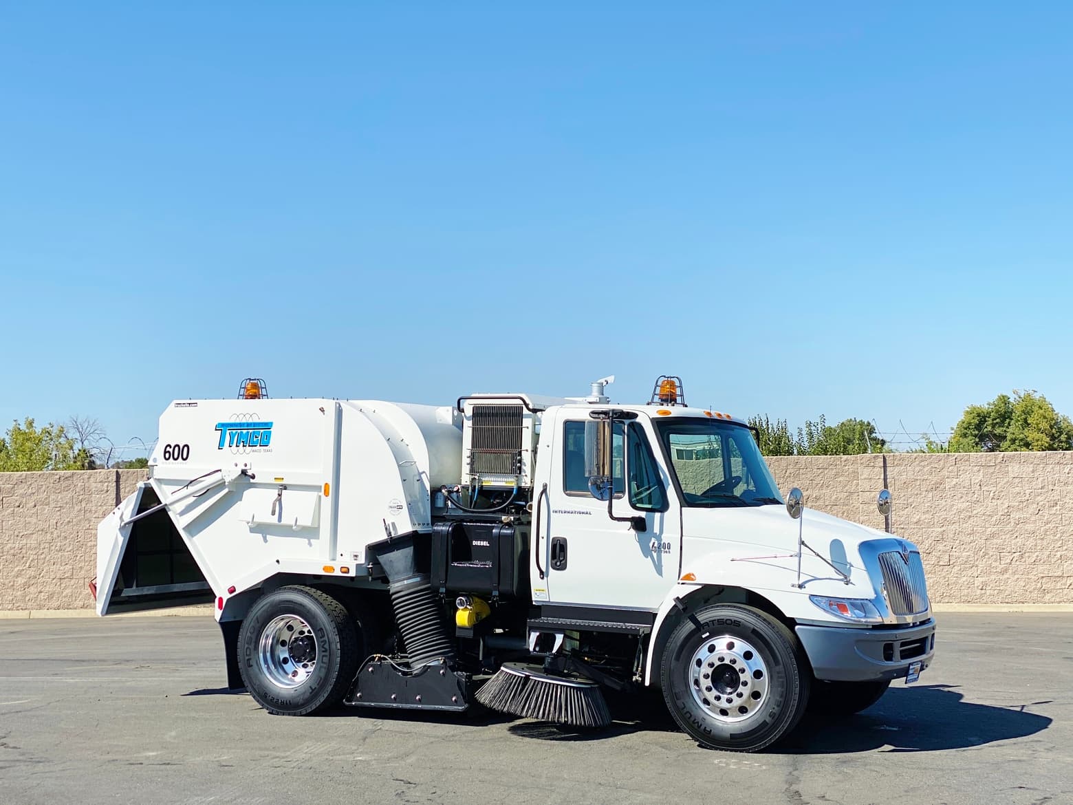 2006 International 4200 Tymco 600 BAH Air Sweeper