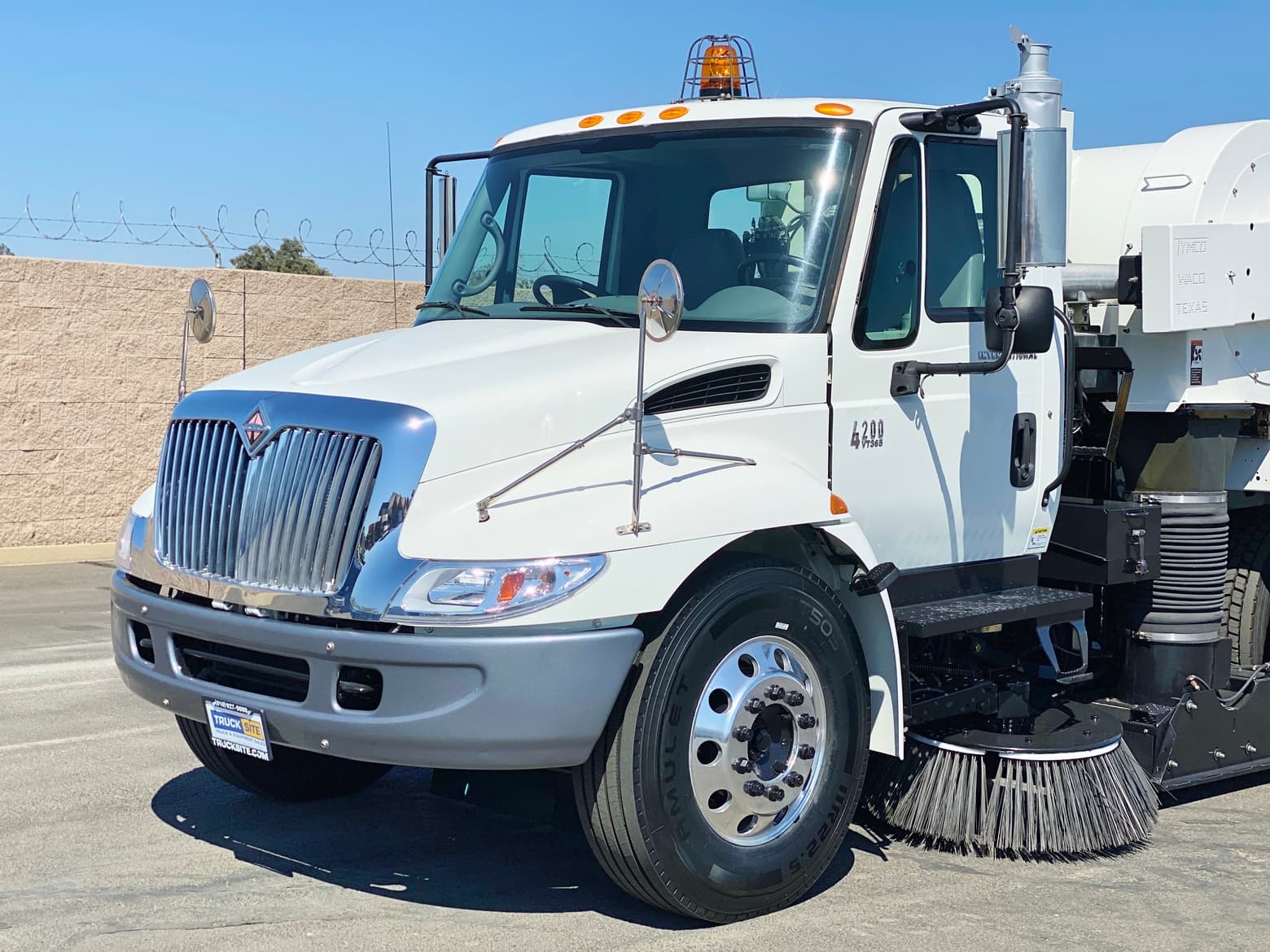 2006 International 4200 Tymco 600 BAH Air Sweeper
