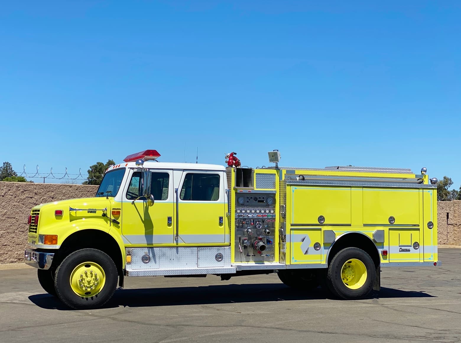 1995 International 4800 4x4 750/1250/15 Type 4 Wildland Fire Truck