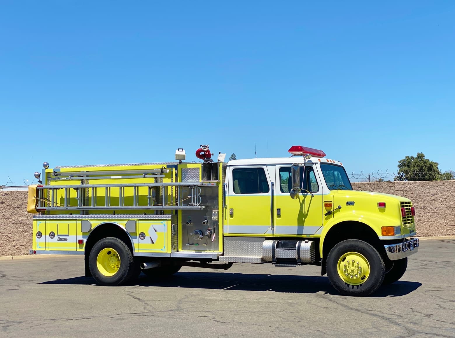 1995 International 4800 4x4 750/1250/15 Type 4 Wildland Fire Truck