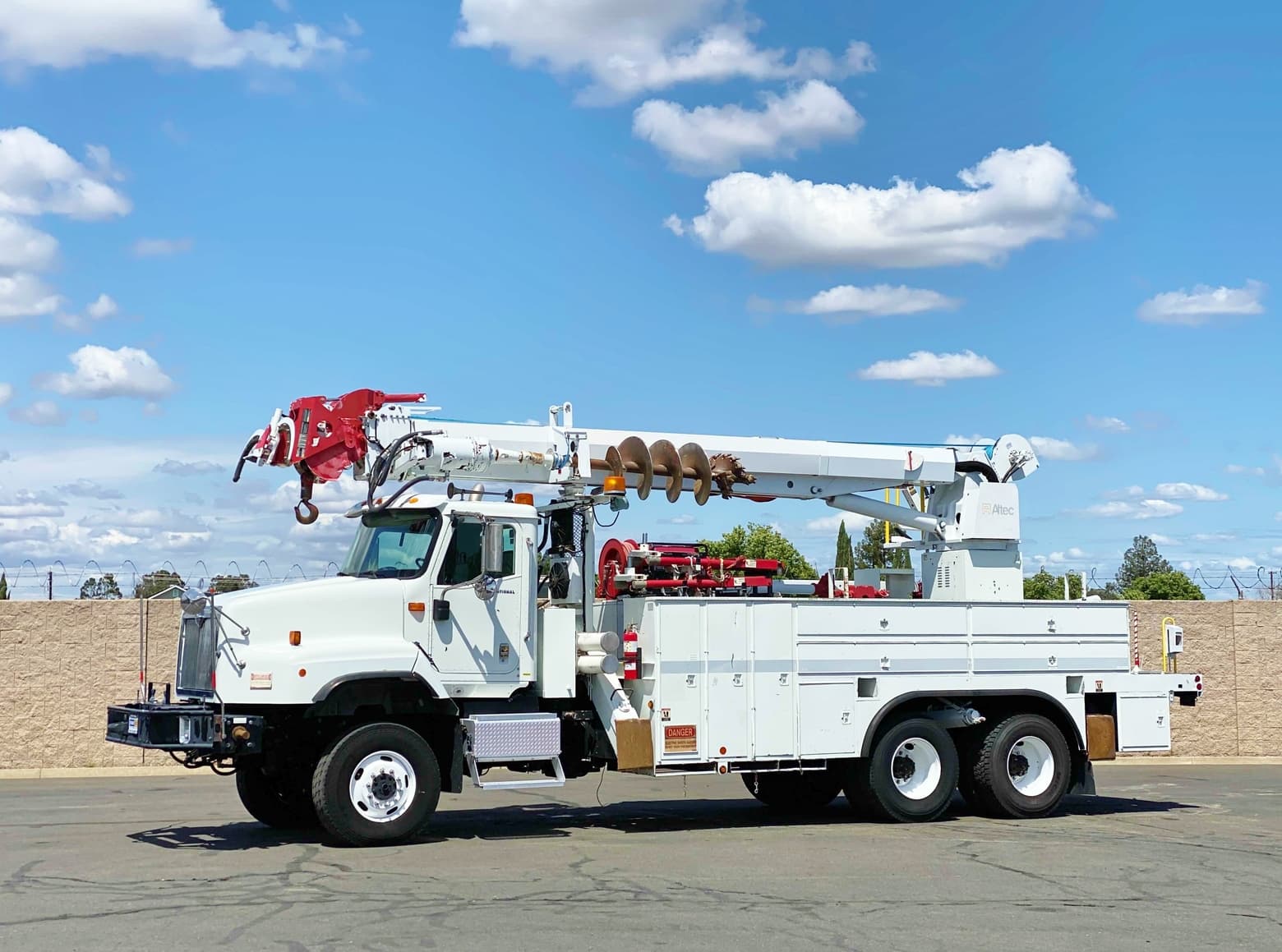 2006 International Paystar 5600i 6x6 Altec D3060ATR Digger Derrick