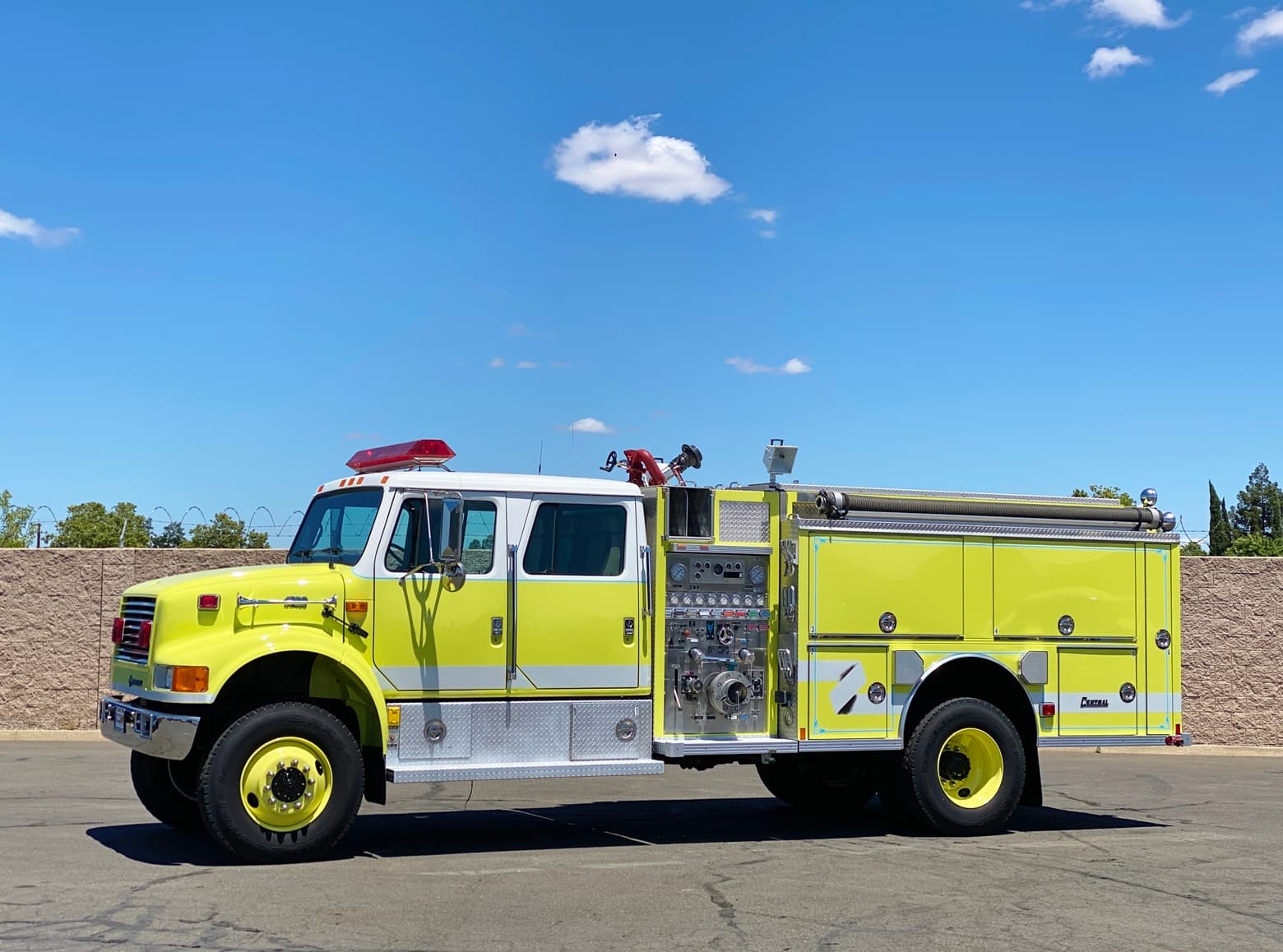1995 International 4800 4x4 750/1250/15 Type 4 Fire Pumper Truck