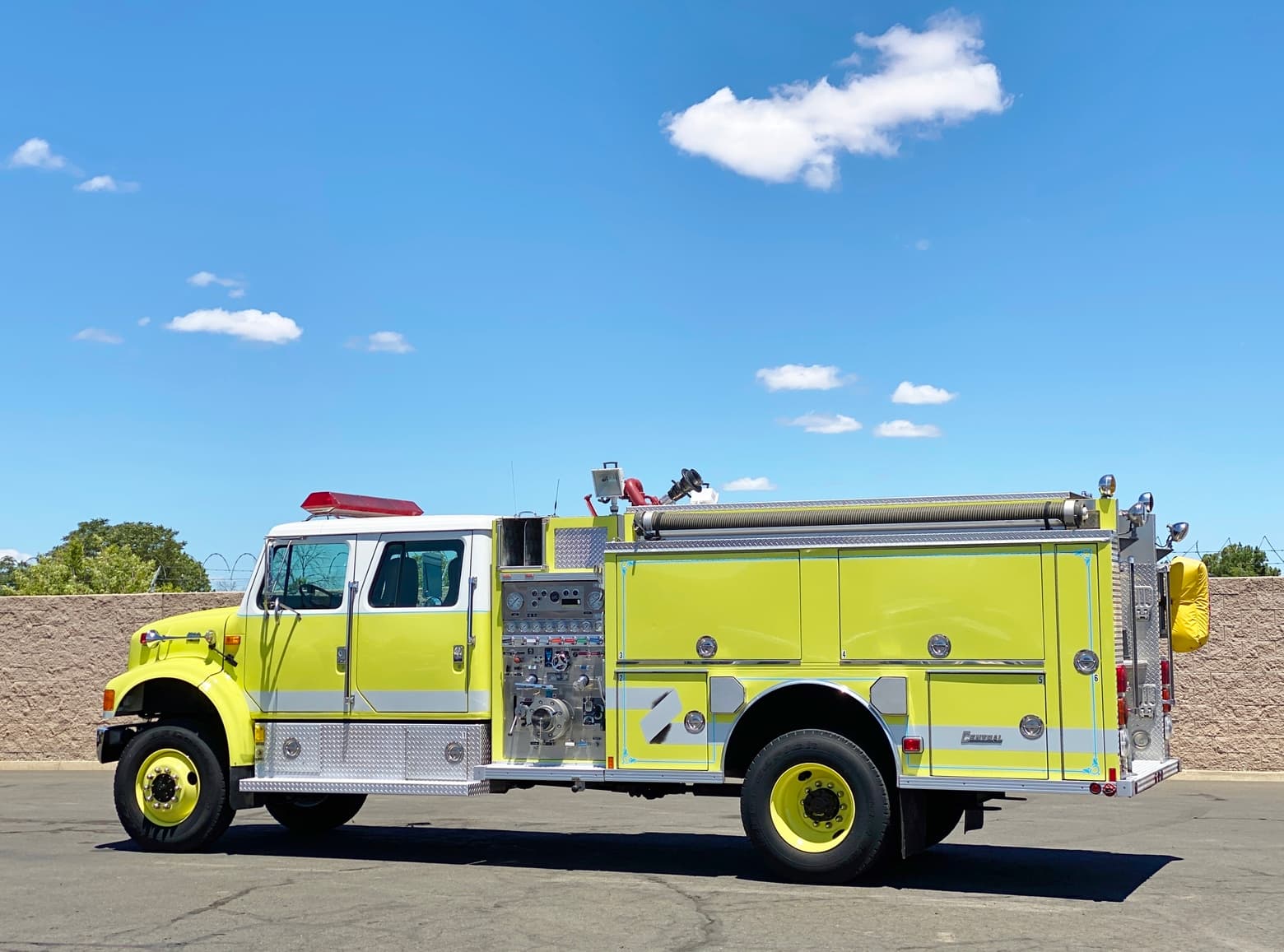 1995 International 4800 4x4 750/1250/15 Type 4 Fire Pumper Truck