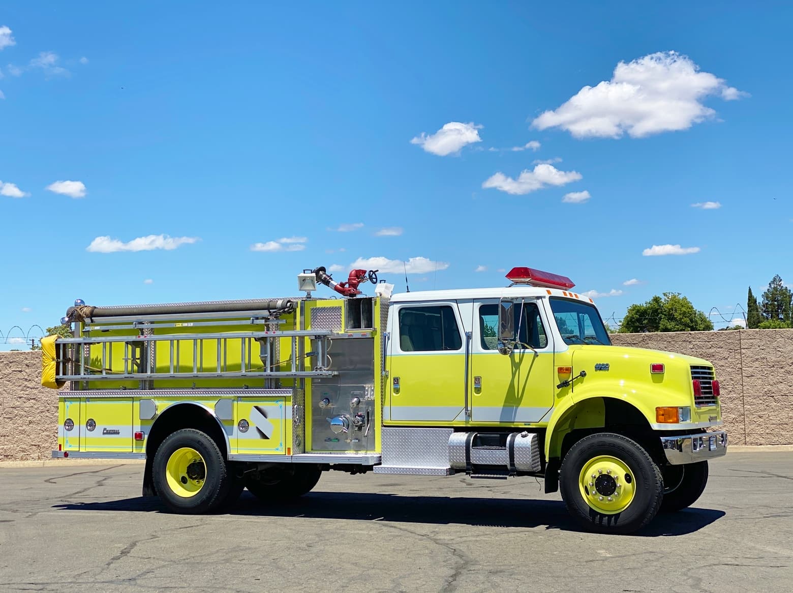 1995 International 4800 4x4 750/1250/15 Type 4 Fire Pumper Truck