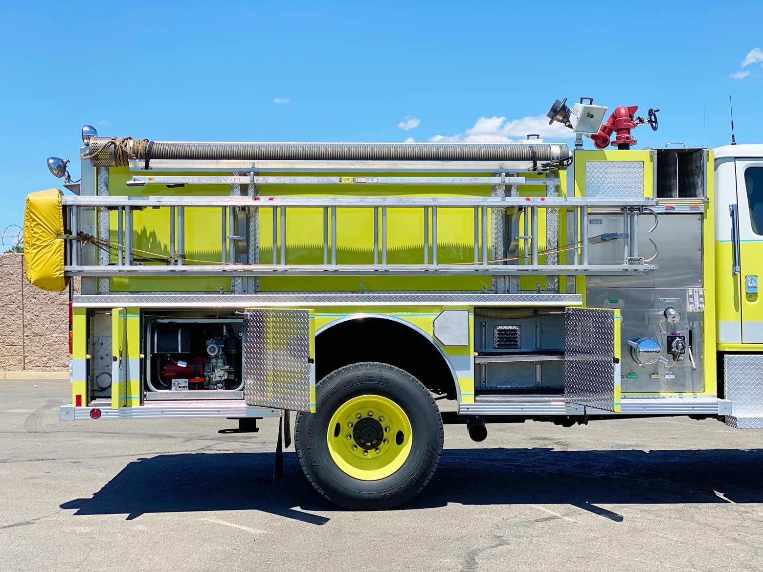 1995 International 4800 4x4 750/1250/15 Type 4 Fire Pumper Truck