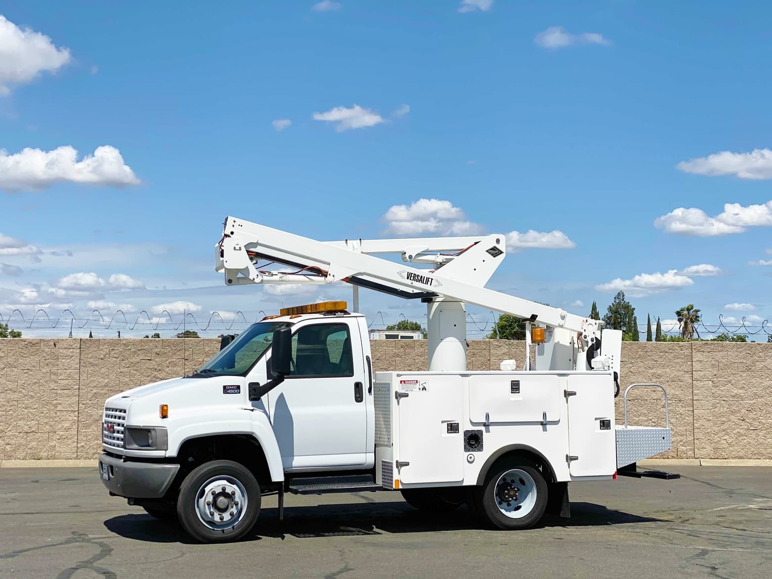 2009 GMC C4500 Versalift SST40EIH Articulating Bucket Truck