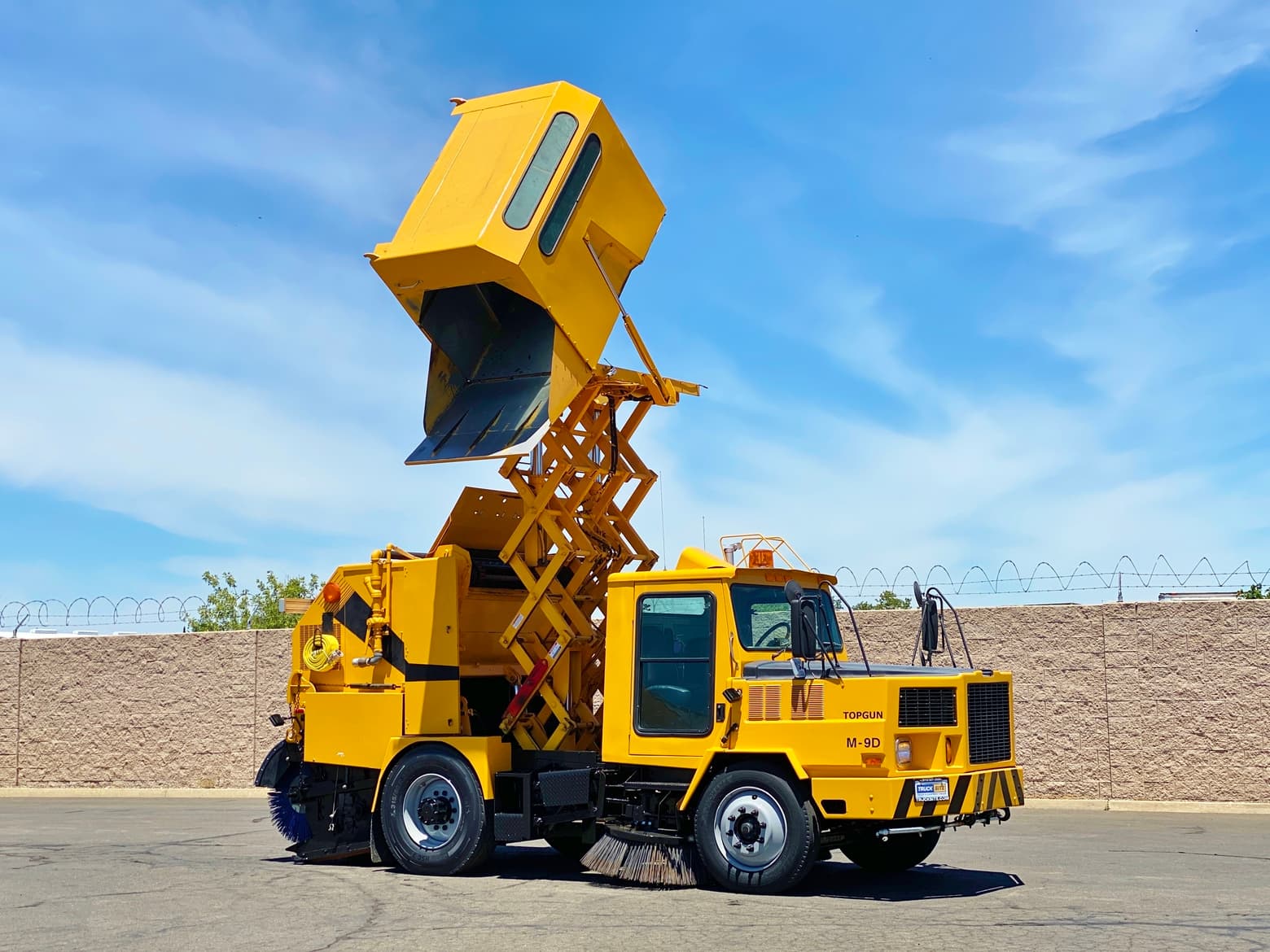 1999 Athey Mobil TopGun M-9D High Dump Street Sweeper