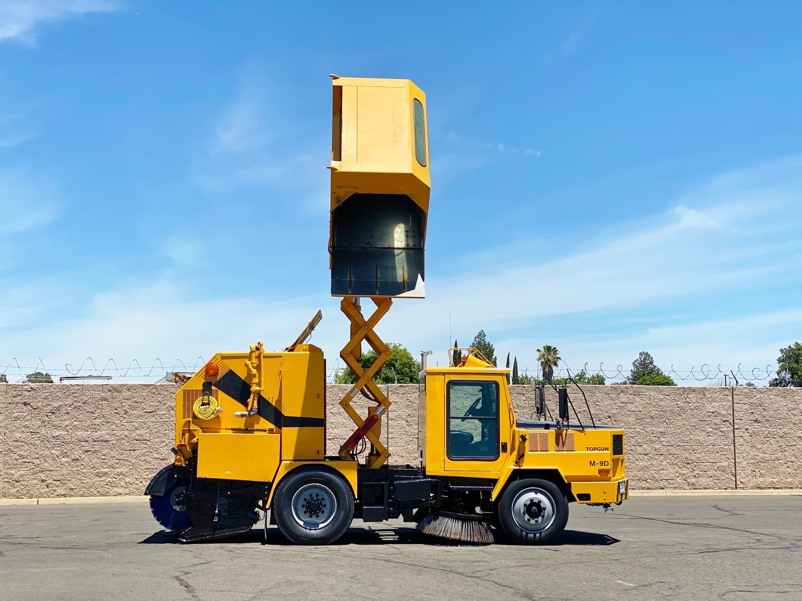 1999 Athey Mobil TopGun M-9D High Dump Street Sweeper