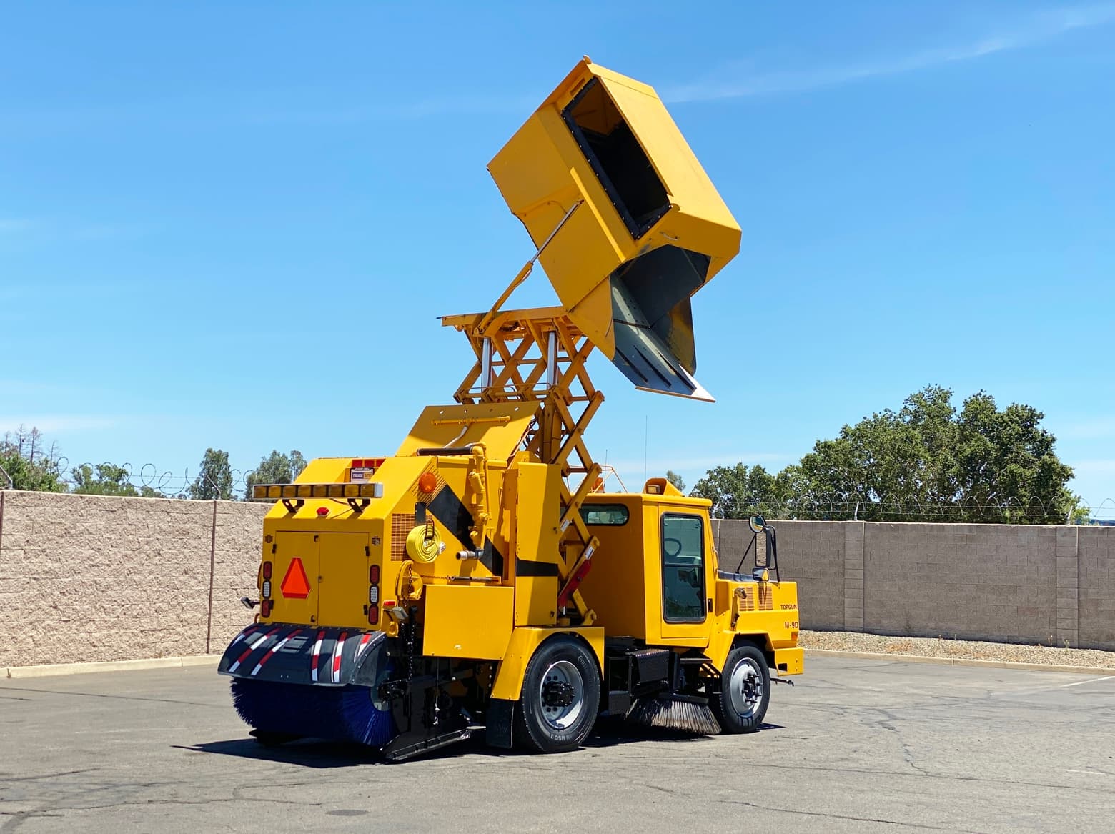 1999 Athey Mobil TopGun M-9D High Dump Street Sweeper