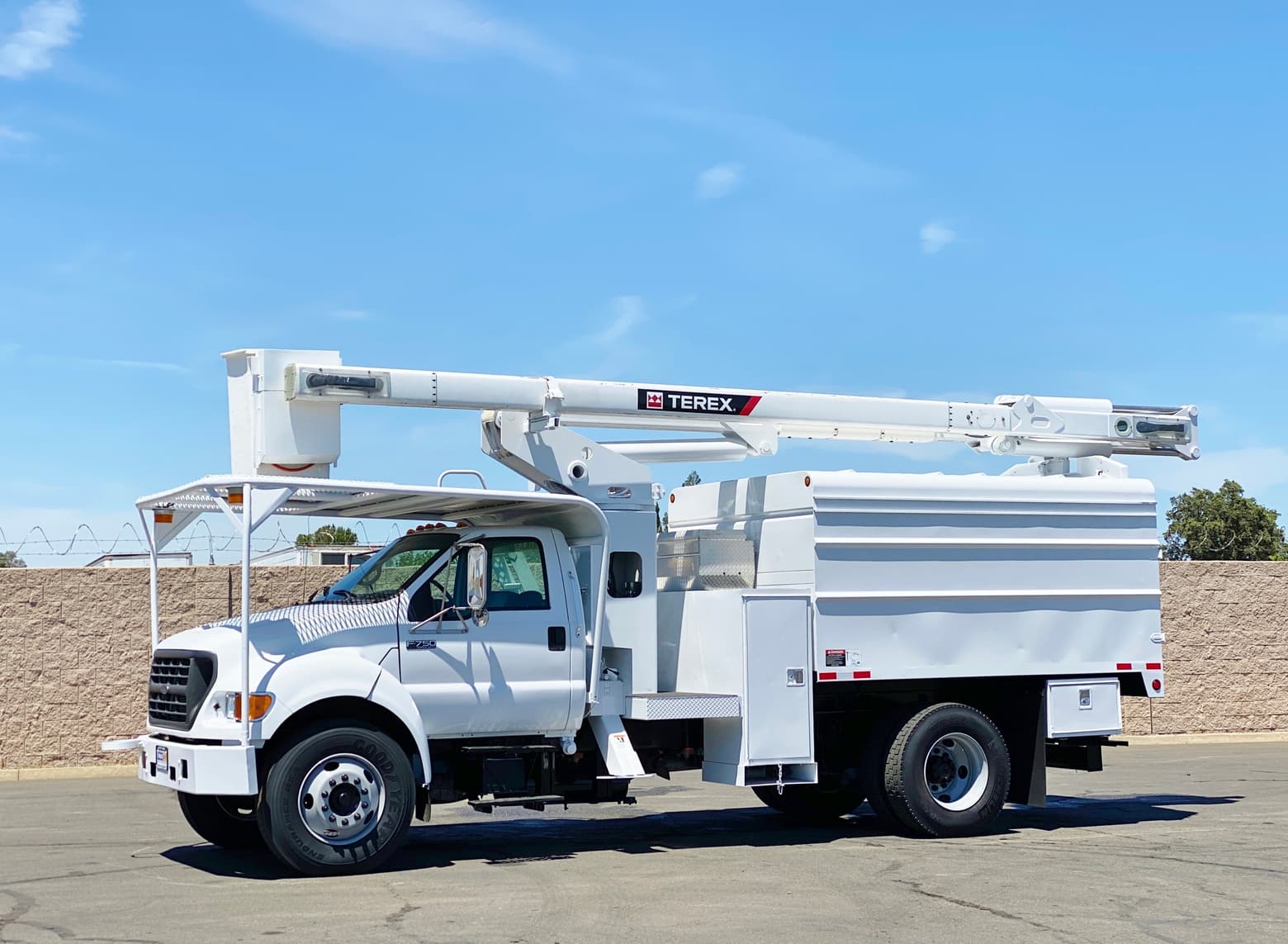2000 Ford F750 XL SD Terex Hi-Ranger XT-5 Forestry Bucket Truck