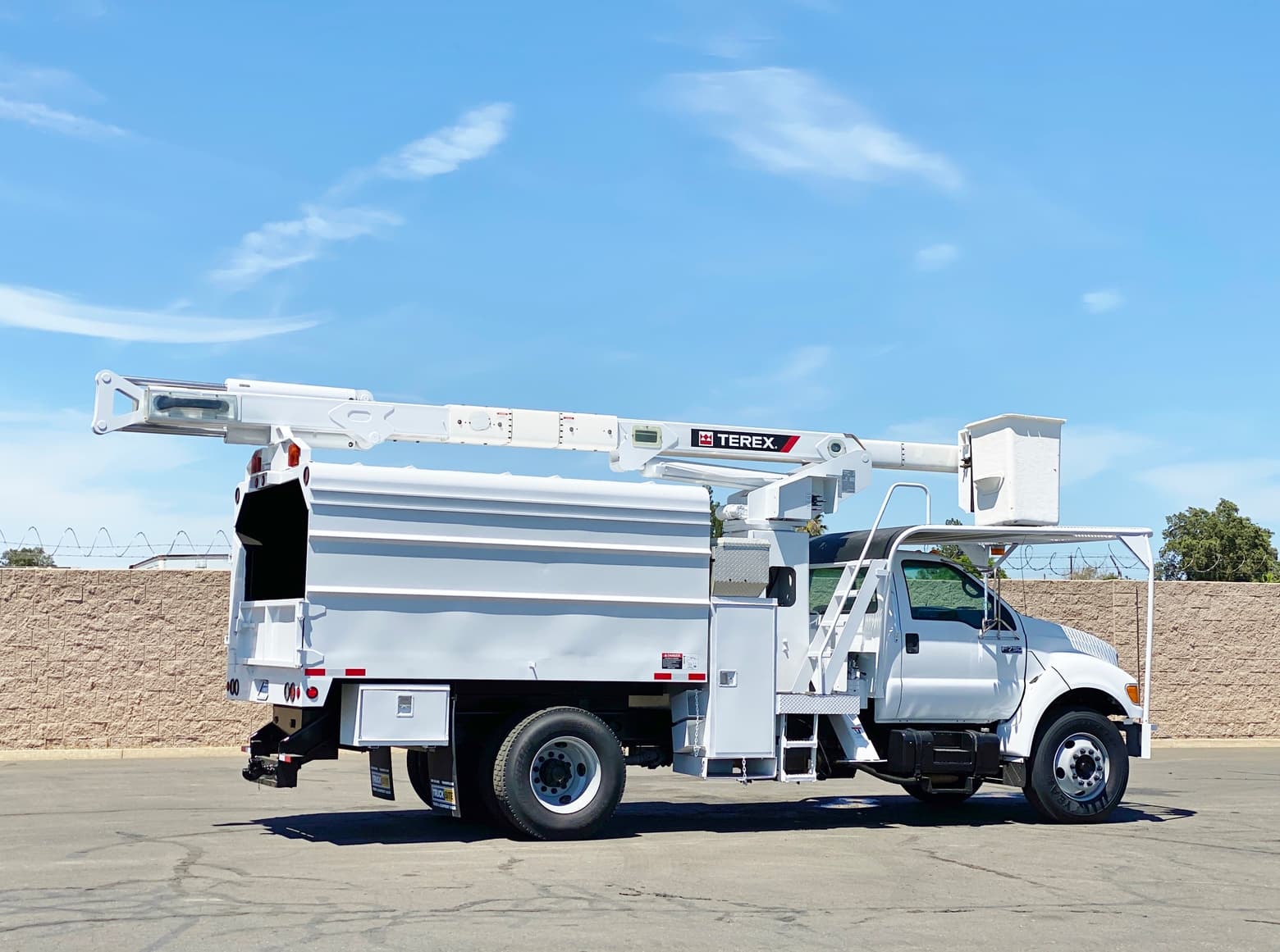 2000 Ford F750 XL SD Terex Hi-Ranger XT-5 Forestry Bucket Truck