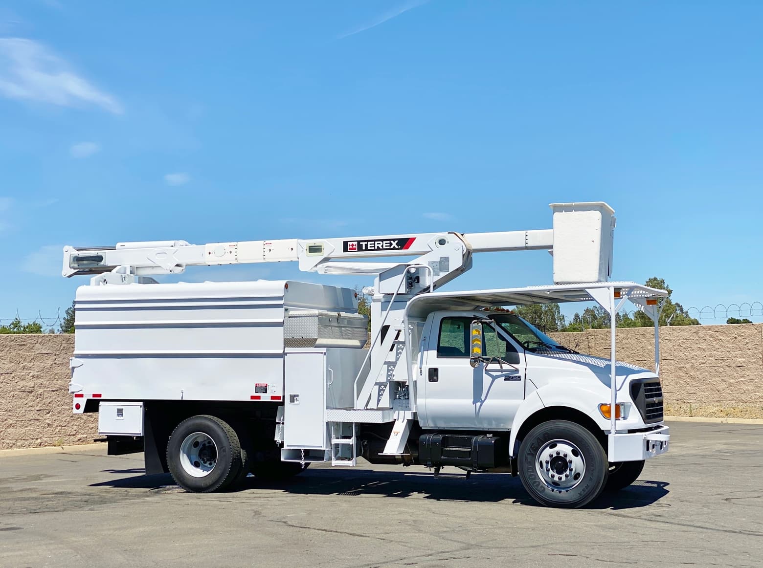 2000 Ford F750 XL SD Terex Hi-Ranger XT-5 Forestry Bucket Truck