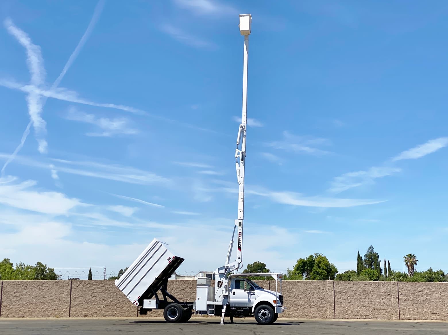 2000 Ford F750 XL SD Terex Hi-Ranger XT-5 Forestry Bucket Truck