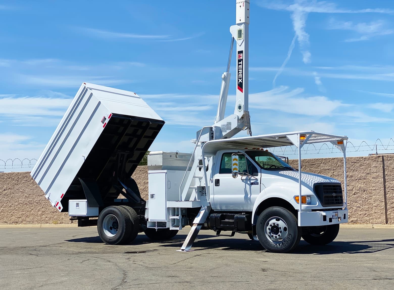 2000 Ford F750 XL SD Terex Hi-Ranger XT-5 Forestry Bucket Truck