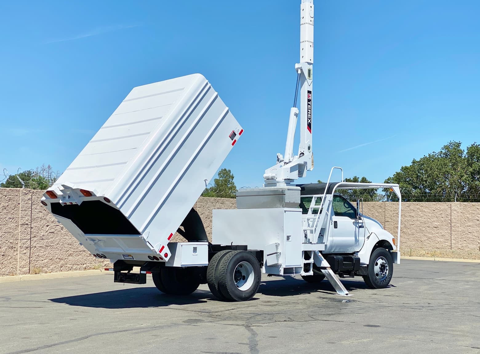 2000 Ford F750 XL SD Terex Hi-Ranger XT-5 Forestry Bucket Truck