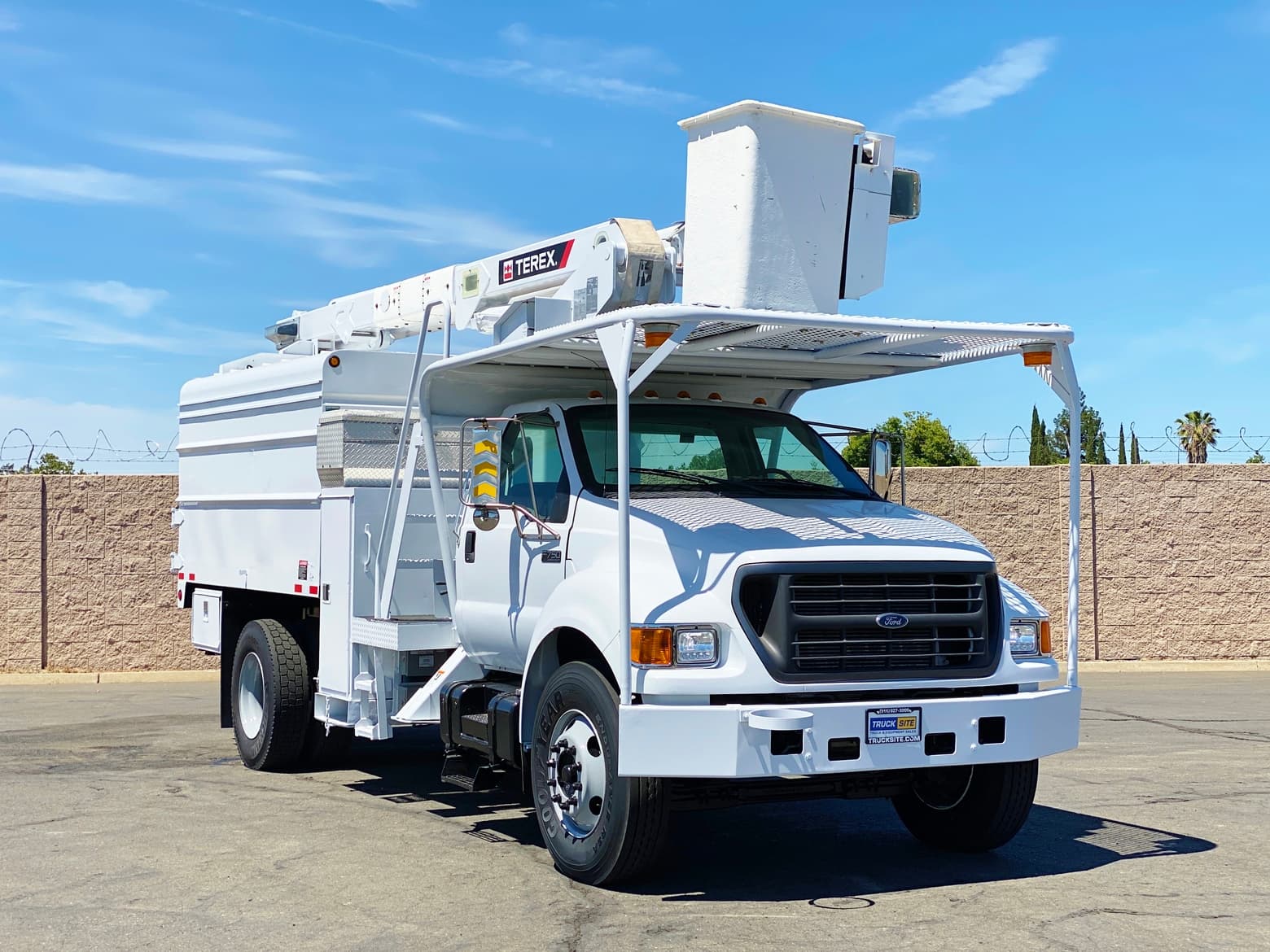 2000 Ford F750 XL SD Terex Hi-Ranger XT-5 Forestry Bucket Truck