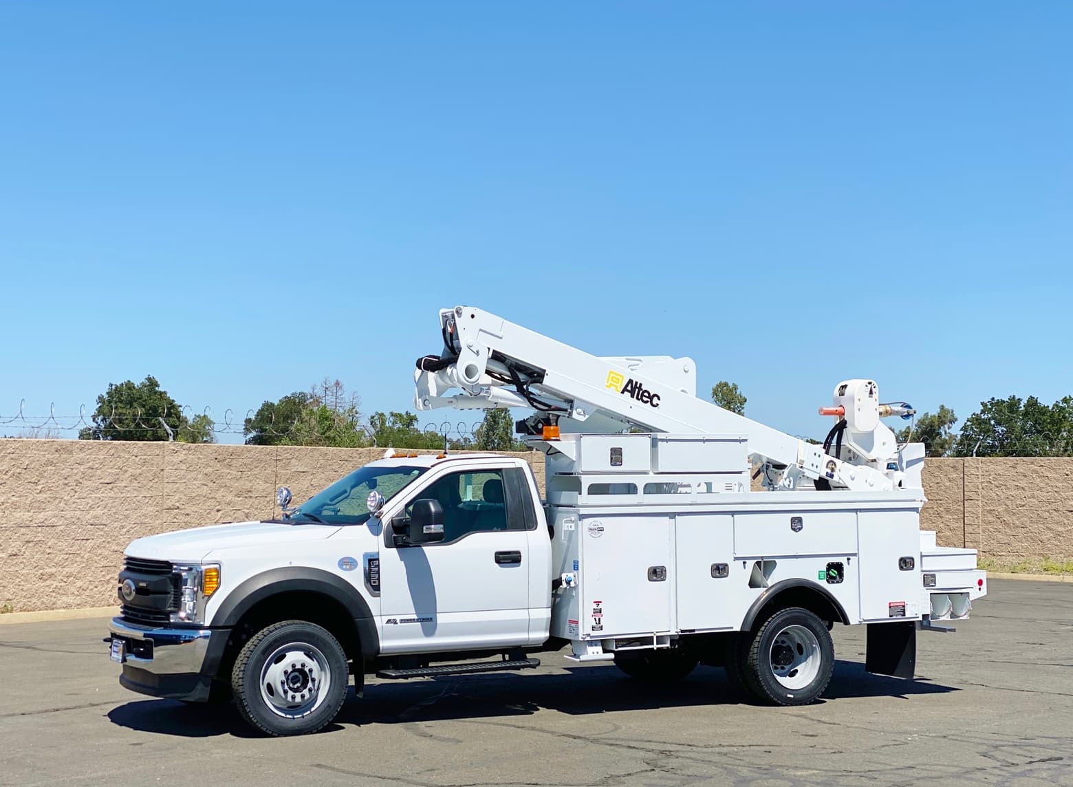 2017 Ford F550 XL 4x4 Altec AT40M Articulating Bucket Truck