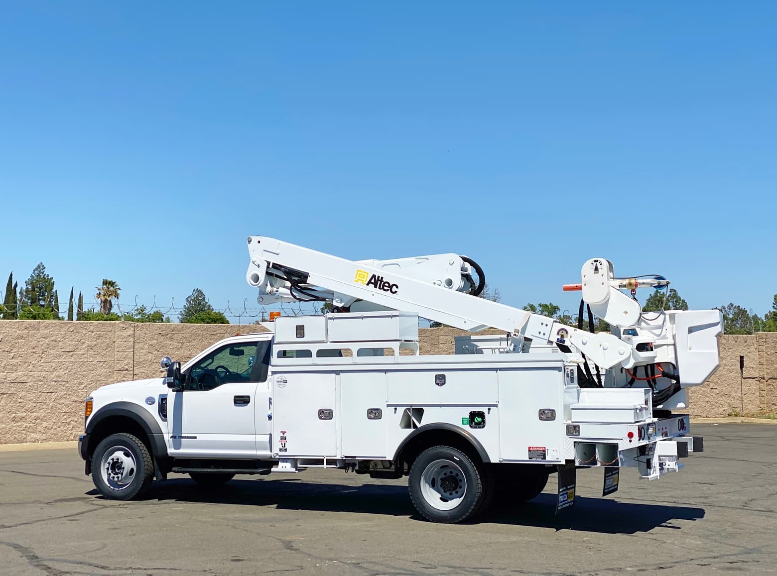 2017 Ford F550 XL 4x4 Altec AT40M Articulating Bucket Truck