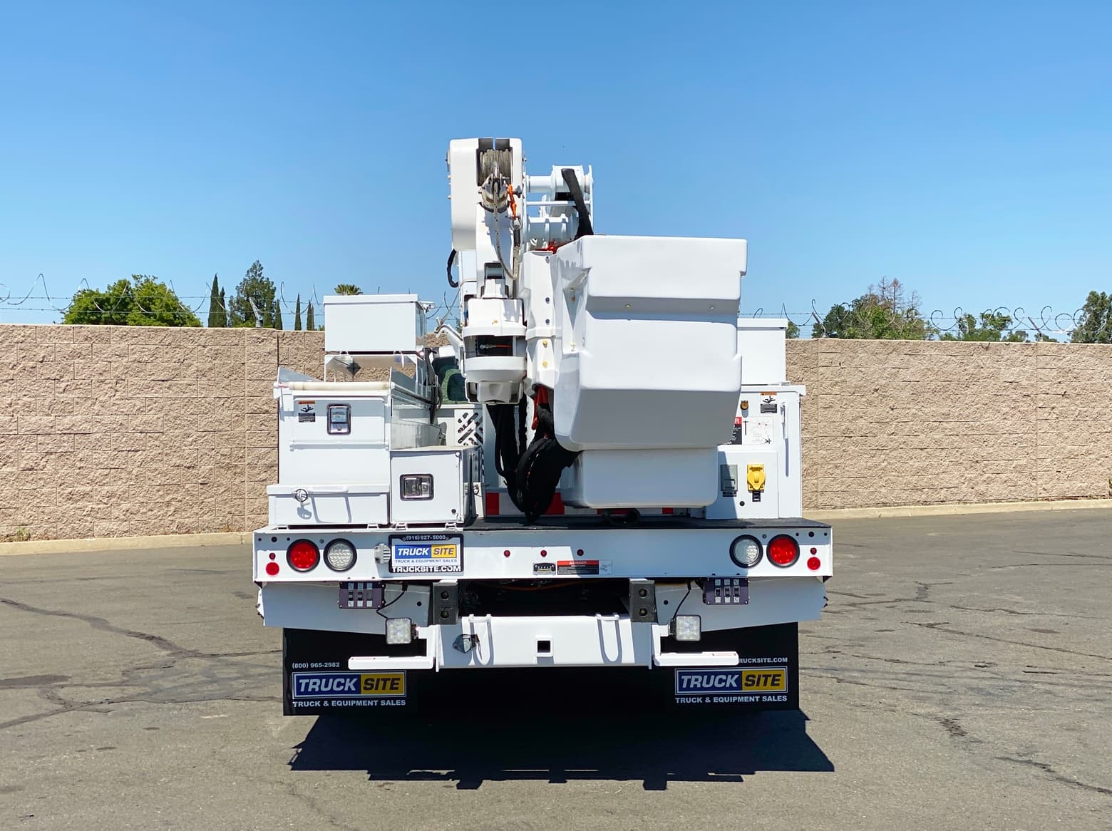 2017 Ford F550 XL 4x4 Altec AT40M Articulating Bucket Truck