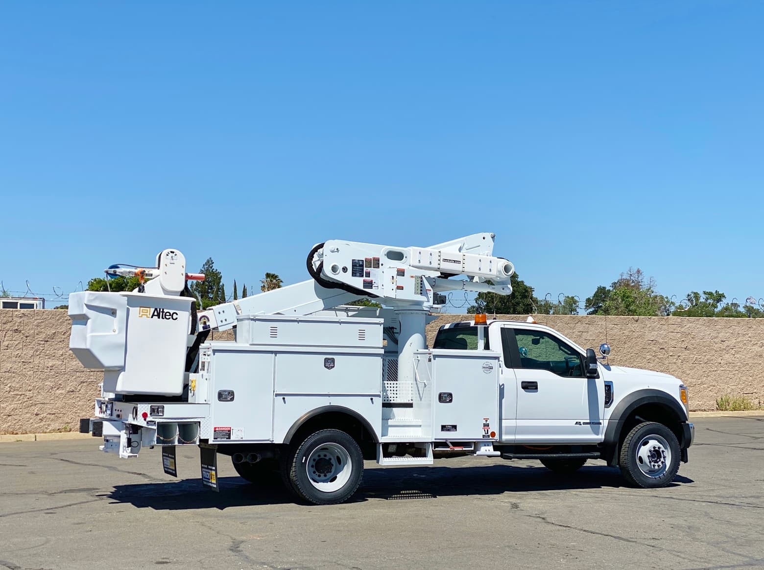 2017 Ford F550 XL 4x4 Altec AT40M Articulating Bucket Truck