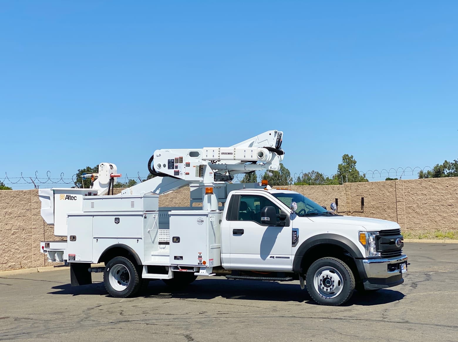 2017 Ford F550 XL 4x4 Altec AT40M Articulating Bucket Truck