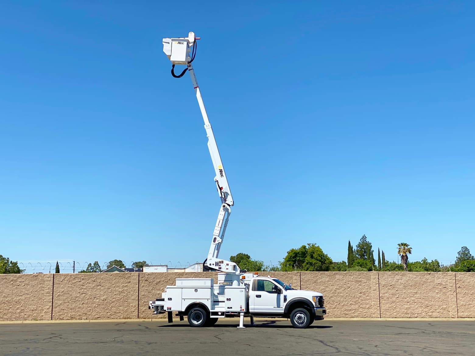 2017 Ford F550 XL 4x4 Altec AT40M Articulating Bucket Truck