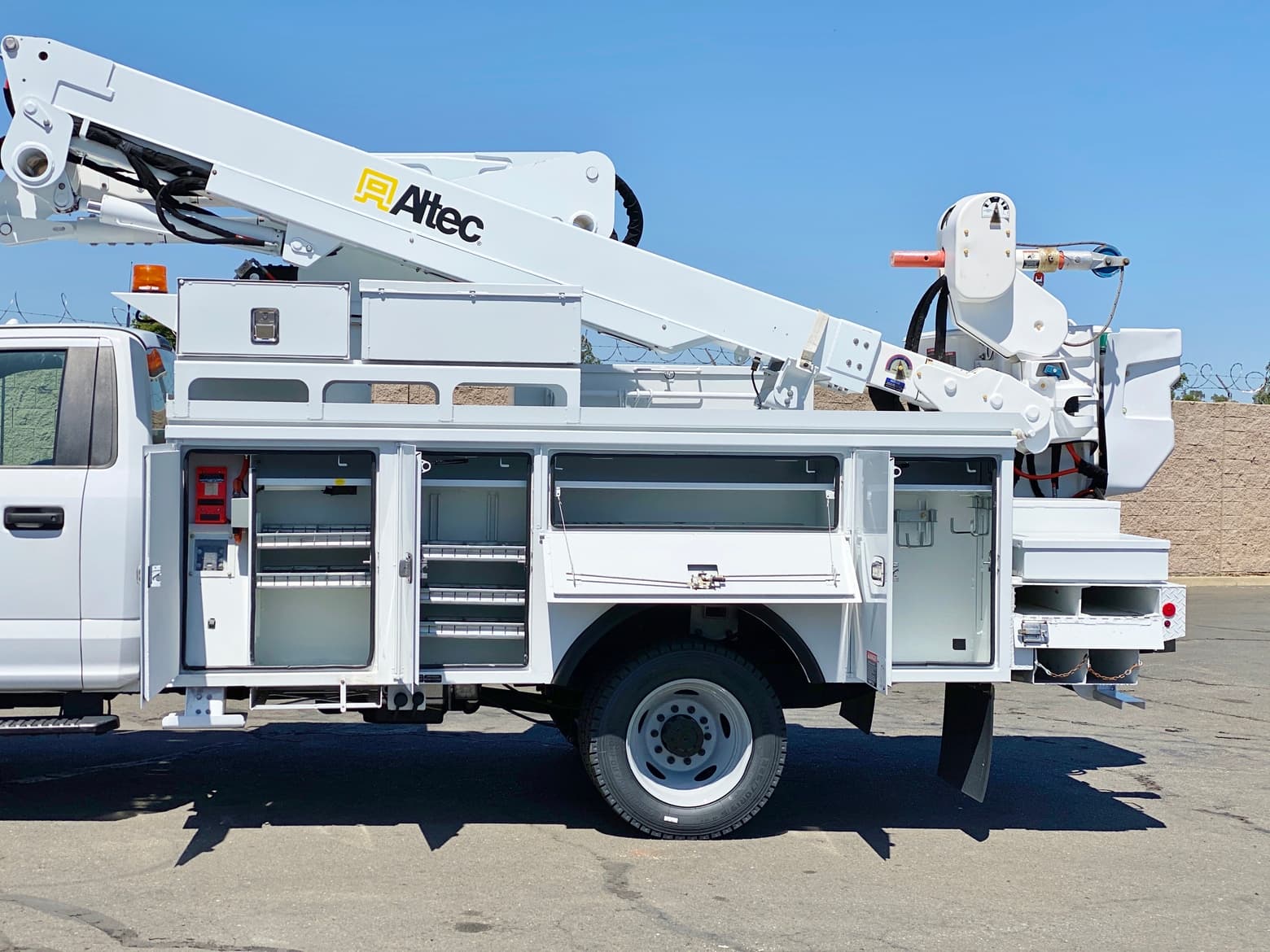 2017 Ford F550 XL 4x4 Altec AT40M Articulating Bucket Truck