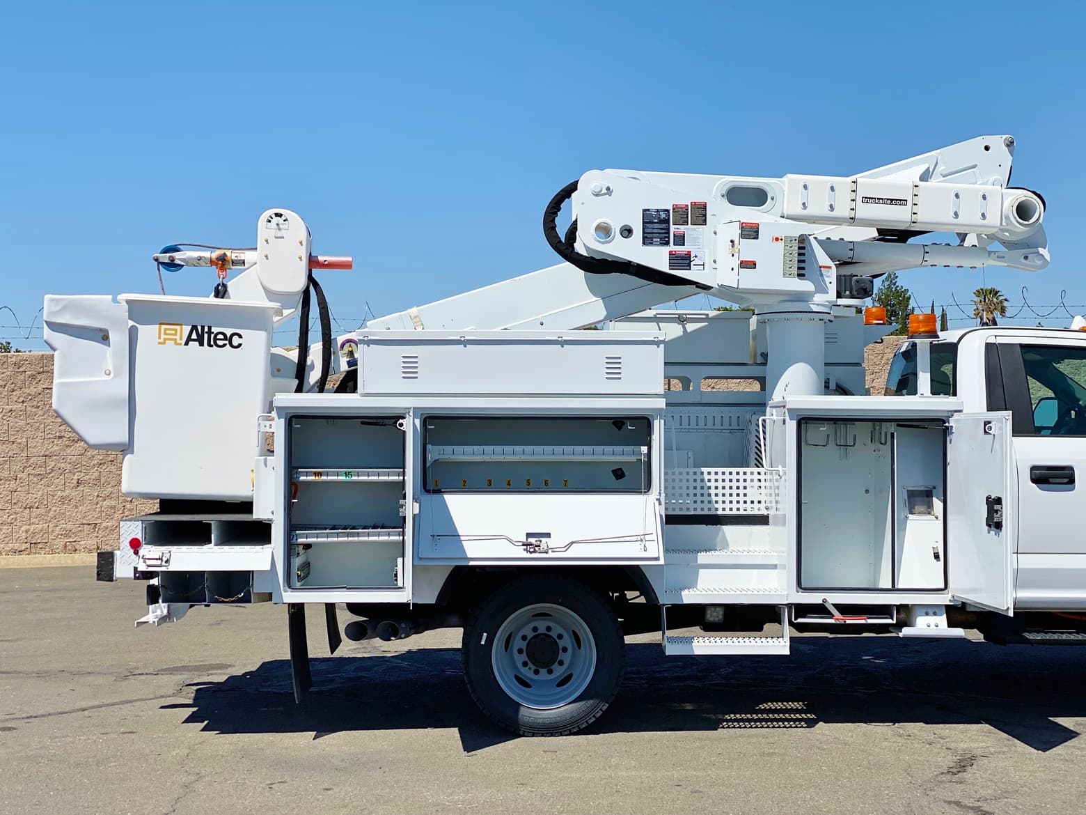 2017 Ford F550 XL 4x4 Altec AT40M Articulating Bucket Truck