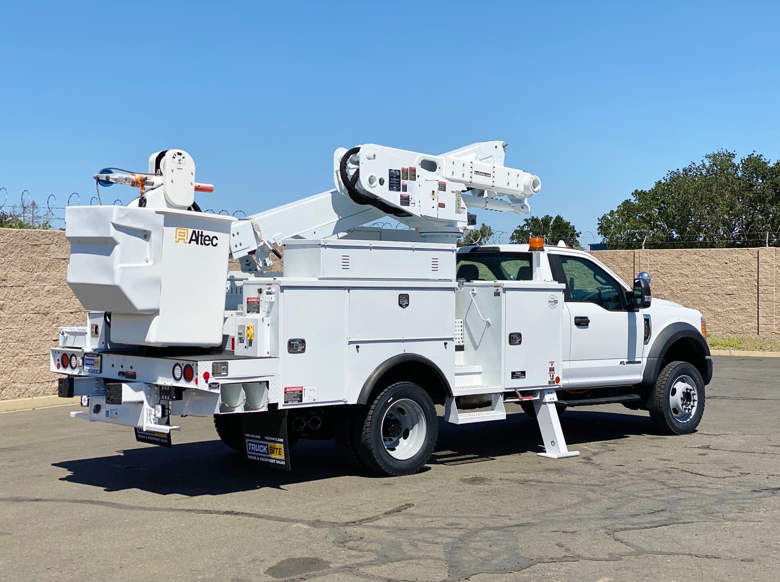 2017 Ford F550 XL 4x4 Altec AT40M Articulating Bucket Truck
