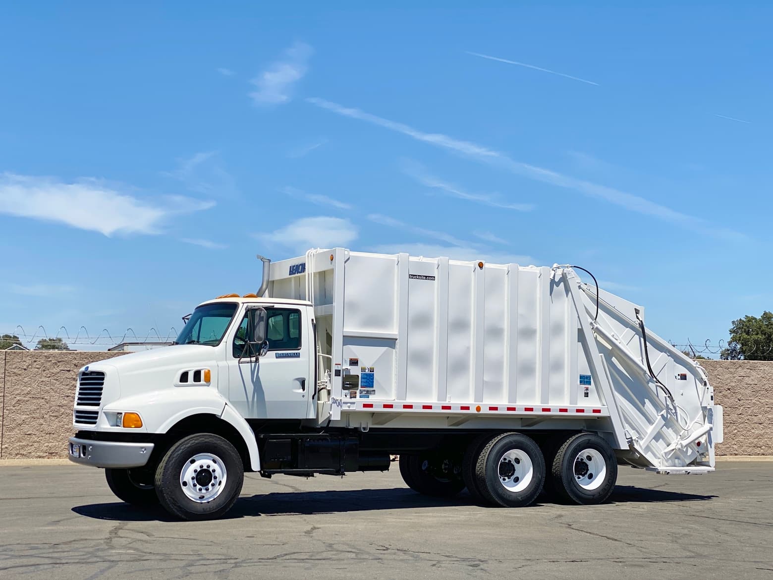 1997 Ford Leach Packmaster 2RII Rear Loader Garbage Truck