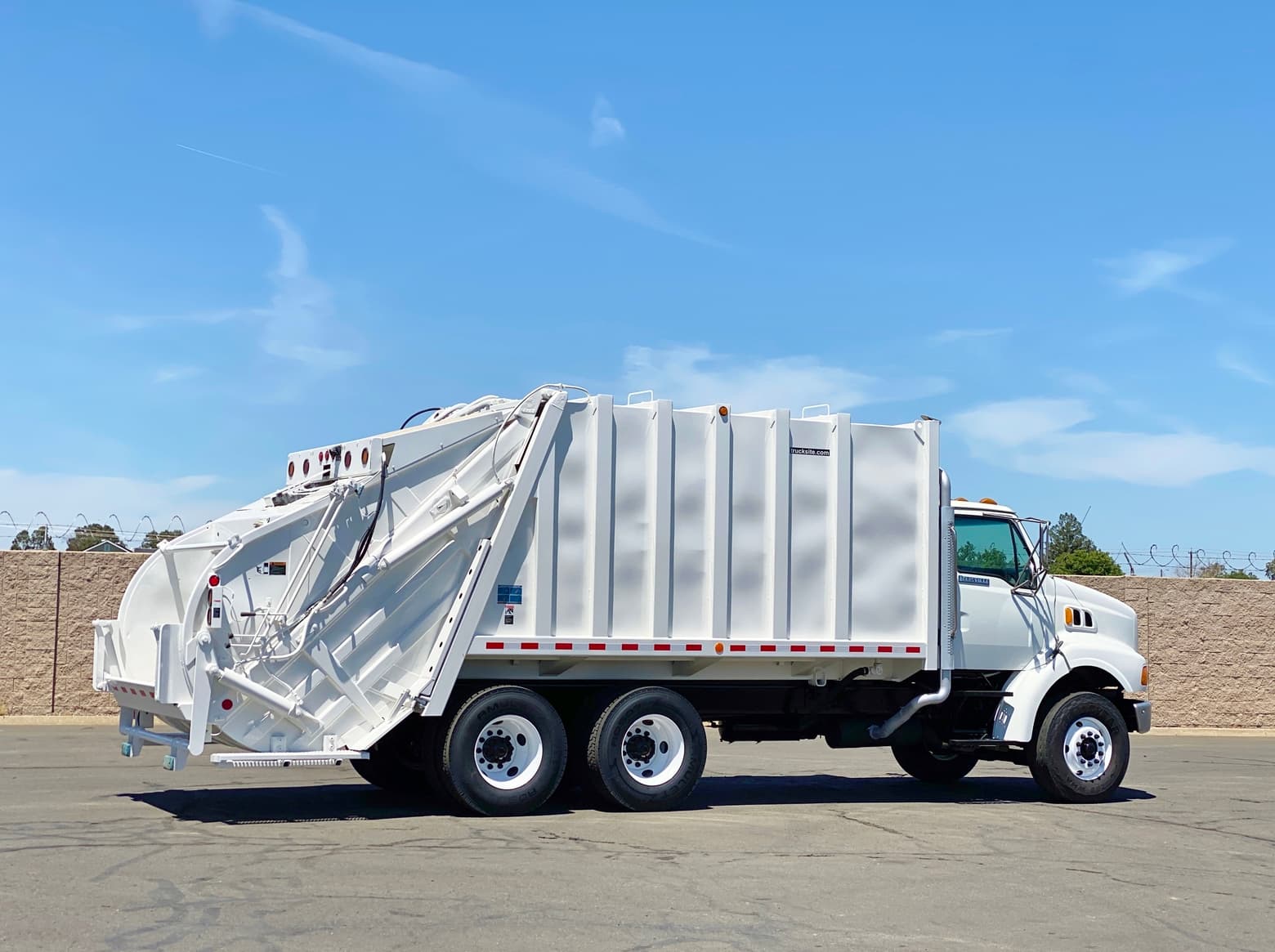 1997 Ford Leach Packmaster 2RII Rear Loader Garbage Truck