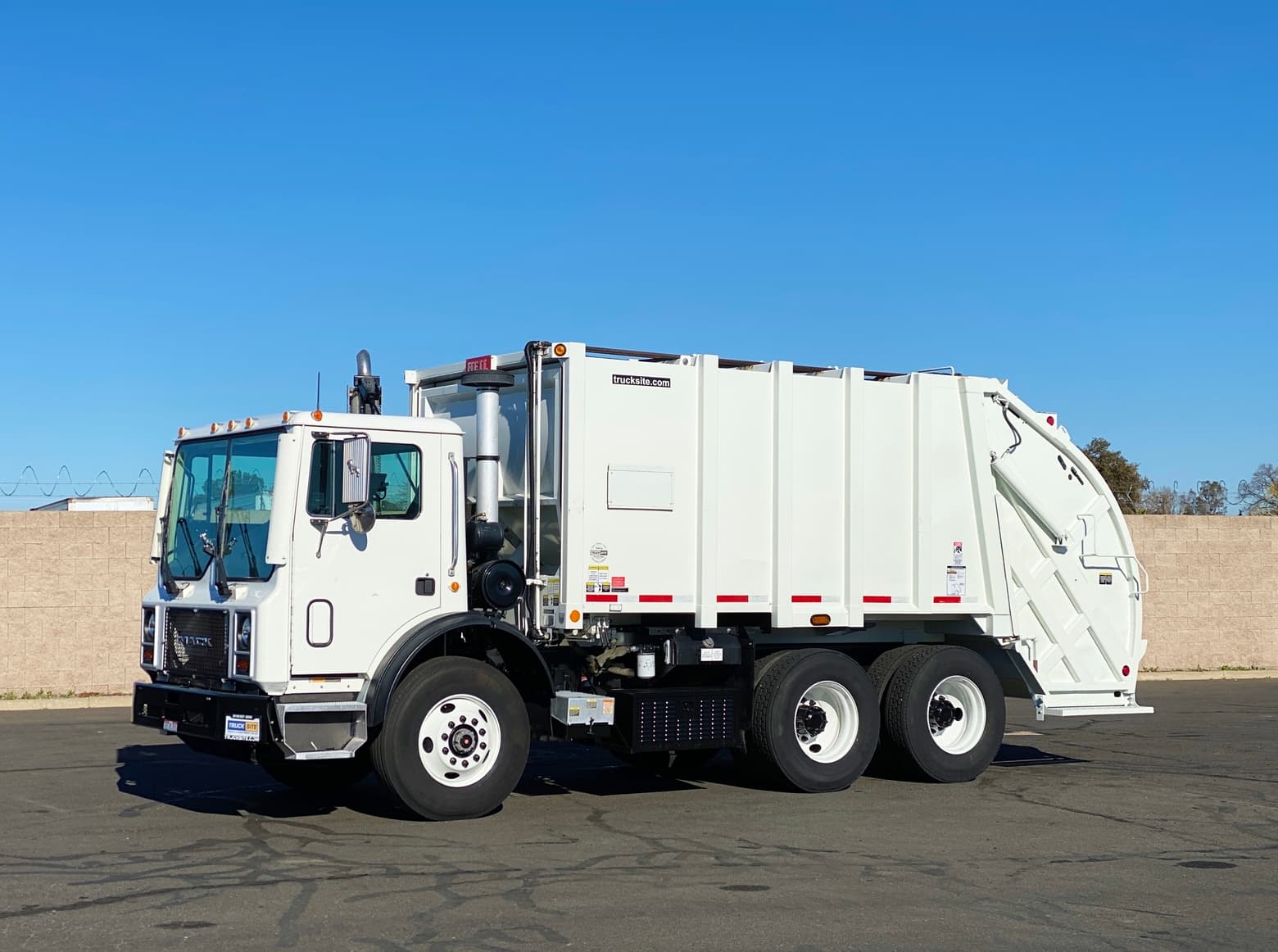2005 Mack MR688S Heil Formula 4000 Rear Load Packer Garbage Truck