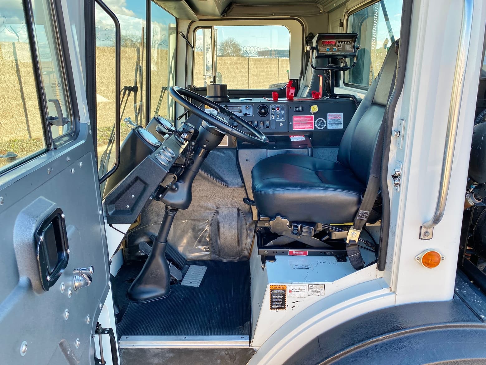 2005 Mack MR688S Heil Formula 4000 Rear Load Packer Garbage Truck